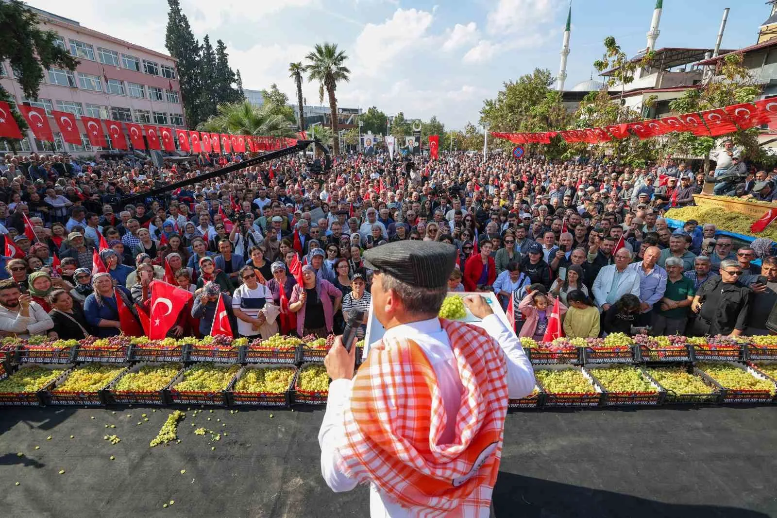 YENİ PARTİ GENEL BAŞKANI ÖZGÜR ÖZEL, MANİSA'NIN SARIGÖL İLÇESİNDE ÜZÜM ÜRETİCİLERİNE HİTAP ETTİ