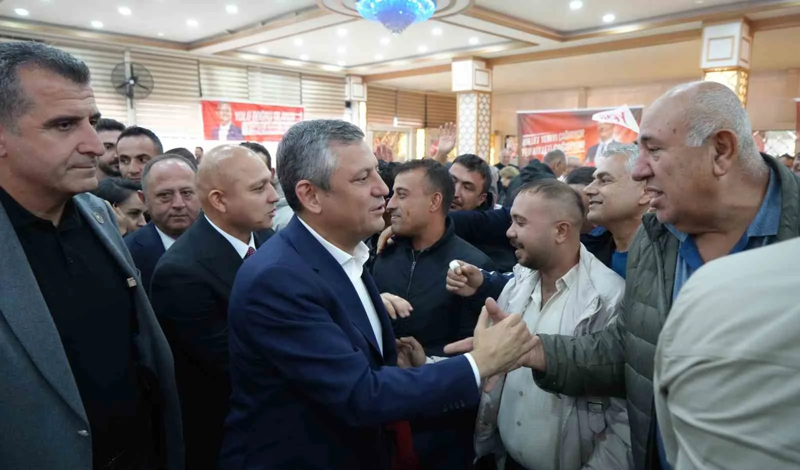 YENİ PARTİ GENEL BAŞKANI ÖZGÜR ÖZEL, KIRIKKALE'DE YAPTIĞI KONUŞMADA, EN GEÇ 15 AY SONRA SEÇİM YAPILACAĞINI ÖNE SÜREREK PARTİLİLERİNE SEÇİM KAMPANYASI İÇİN HAZIRLIK ÇAĞRISINDA BULUNDU.