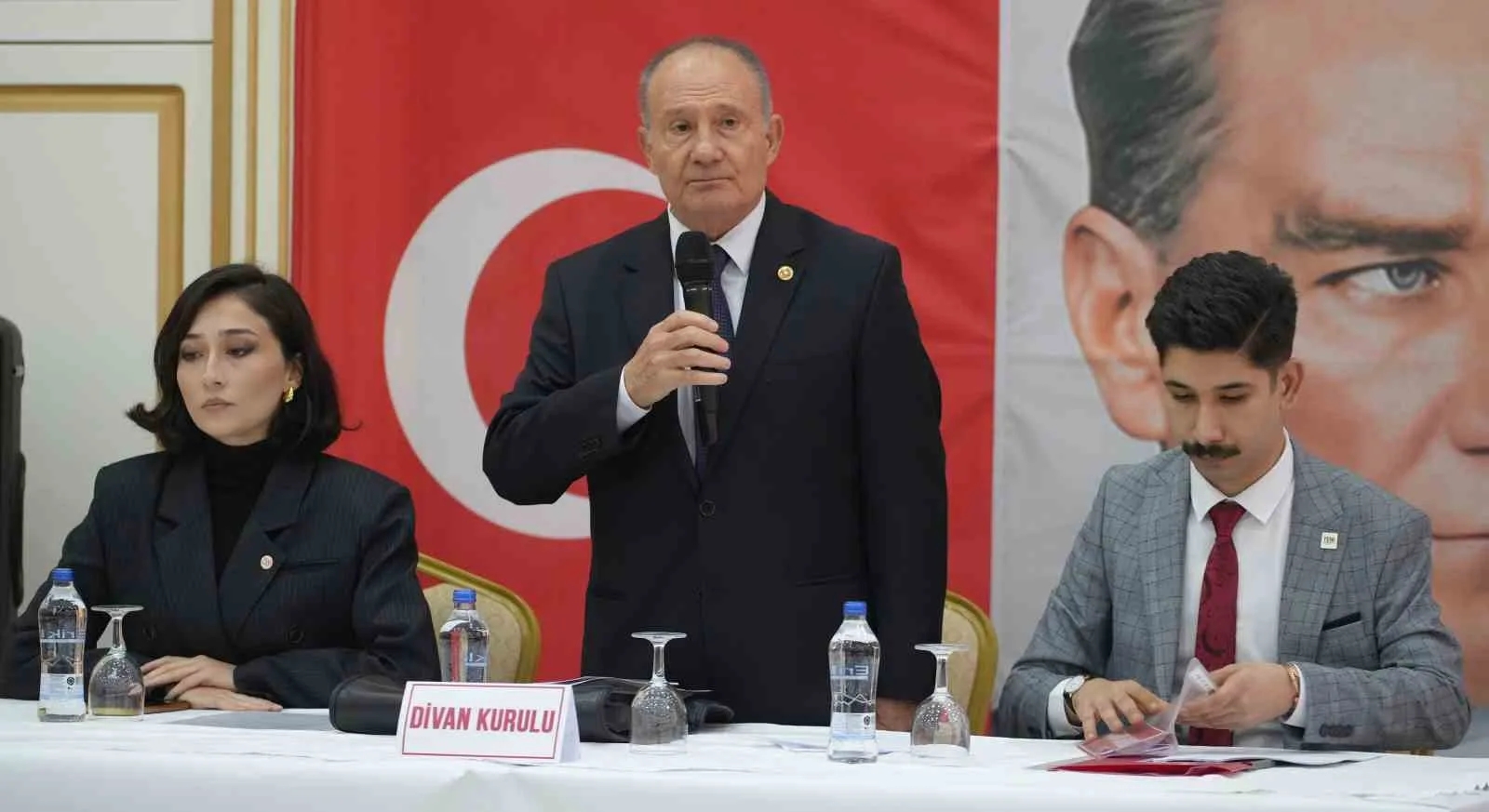 DİVAN BAŞKANLIĞINA ESKİ CHP ANKARA MİLLETVEKİLİ MEHMET TOMANBAY (ORTADA) SEÇİLDİ