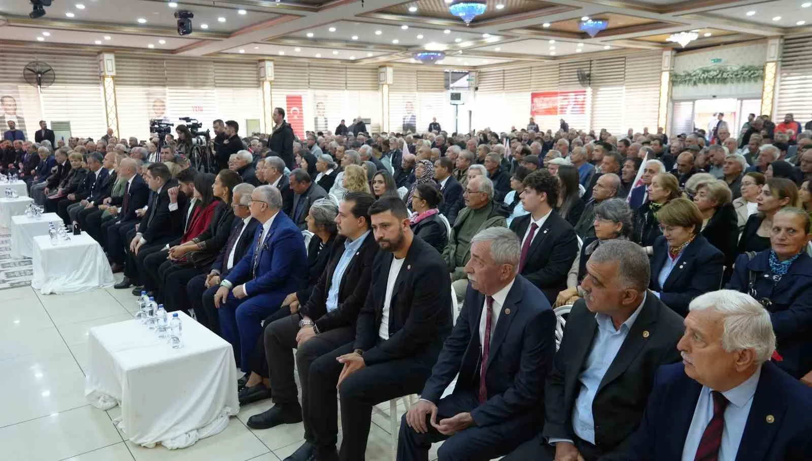 YENİ PARTİ GENEL BAŞKANI ÖZGÜR ÖZEL, KIRIKKALE'DE YAPTIĞI KONUŞMADA, EN GEÇ 15 AY SONRA SEÇİM YAPILACAĞINI ÖNE SÜREREK PARTİLİLERİNE SEÇİM KAMPANYASI İÇİN HAZIRLIK ÇAĞRISINDA BULUNDU.