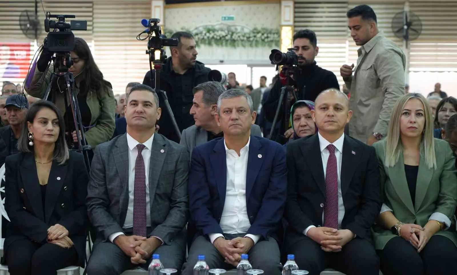 BİR DÜĞÜN SALONUNDA GERÇEKLEŞTİRİLEN PROGRAMDA ÖZEL'İ (ORTADAKİ) KIRIKKALE BELEDİYE BAŞKANI AHMET ÖNAL (SOLDAN 2), KURUCU İL BAŞKANI ONUR YÜKSEL BOZDAĞ (SAĞDAN 2.) VE İLÇE BAŞKANLARI KARŞILADI