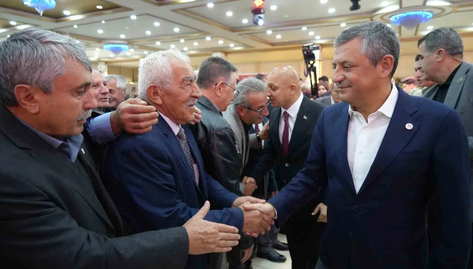 YENİ PARTİ GENEL BAŞKANI ÖZGÜR ÖZEL, KIRIKKALE'DE YAPTIĞI KONUŞMADA, EN GEÇ 15 AY SONRA SEÇİM YAPILACAĞINI ÖNE SÜREREK PARTİLİLERİNE SEÇİM KAMPANYASI İÇİN HAZIRLIK ÇAĞRISINDA BULUNDU.