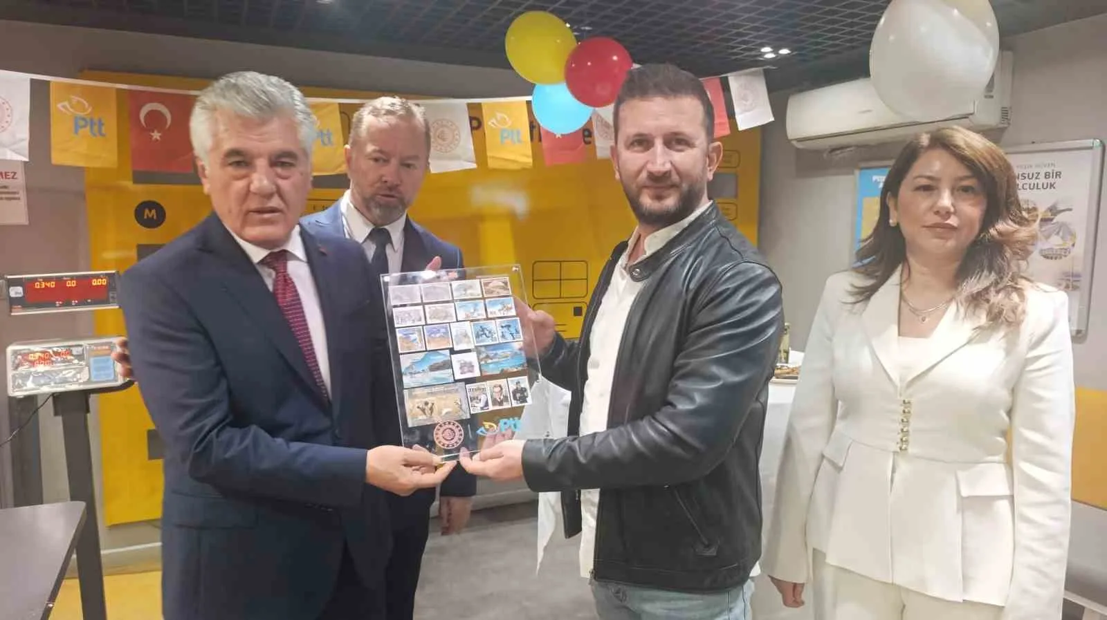 ZONGULDAK(İHA)-TÜRKİYE’NİN KÖKLÜ KURUMLARINDAN PTT AŞ, 186. KURULUŞ YIL DÖNÜMÜNÜ ZONGULDAK’TA DÜZENLENEN ANLAMLI BİR ETKİNLİKLE KUTLADI. GÜNÜN 186. MÜŞTERİSİ MEHMET DOĞAN’A ÖZEL HEDİYE TAKDİM EDİLDİ.