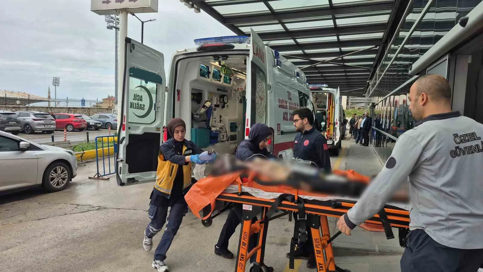ZONGULDAK'TA RUHSATSIZ OLARAK İŞLETİLEN MADEN OCAĞINDA MEYDANA GELEN GÖÇÜKTE KALAN 51 YAŞINDAKİ MUHAMMET ÇELİK, KALDIRILDIĞI HASTANEDE TÜM MÜDAHALELERE RAĞMEN HAYATINI KAYBETTİ.