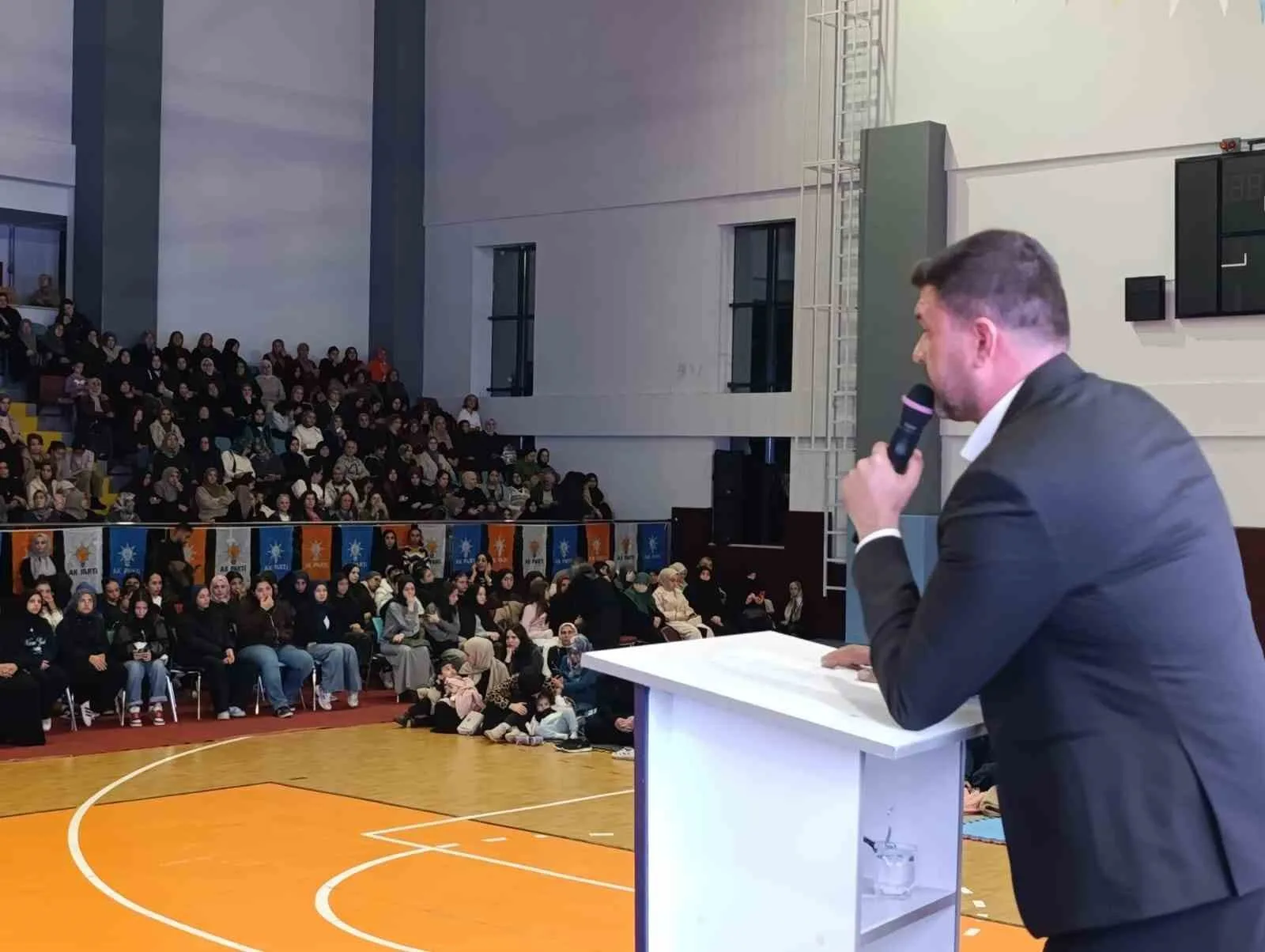 MANİSA’NIN SALİHLİ İLÇESİNDE AK PARTİ GENÇLİK KOLLARI TARAFINDAN DÜZENLENEN "SALİHLİ GÖNÜL BULUŞMALARI EDEBİYAT SÖYLEŞİSİ VE TASAVVUF MÜZİĞİ KONSERİ", VATANDAŞLARIN YOĞUN KATILIMIYLA GERÇEKLEŞTİRİLDİ. TRİBÜNLERİN TAMAMEN DOLDUĞU ETKİNLİKTE, SALONDA YER BULAMAYAN VATANDAŞLAR YERE SERİLEN ÖRTÜLERİN ÜZERİNE OTURARAK PROGRAMI TAKİP ETTİ.