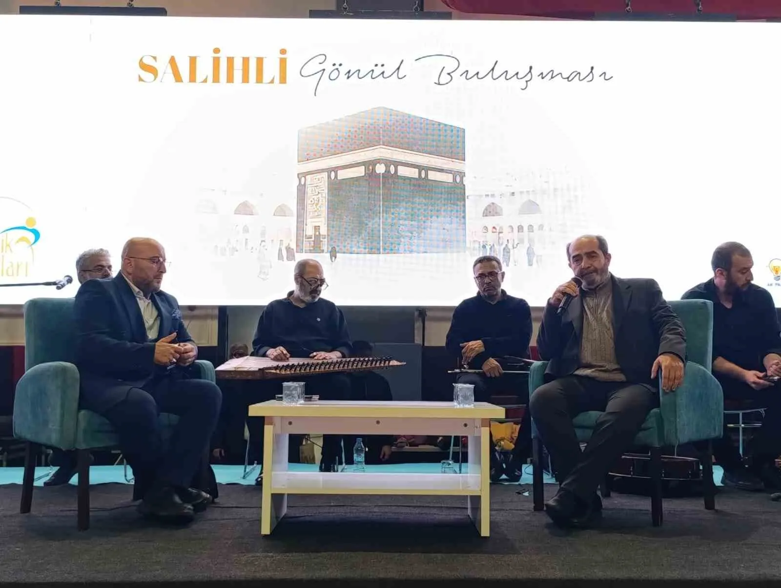 MANİSA’NIN SALİHLİ İLÇESİNDE AK PARTİ GENÇLİK KOLLARI TARAFINDAN DÜZENLENEN "SALİHLİ GÖNÜL BULUŞMALARI EDEBİYAT SÖYLEŞİSİ VE TASAVVUF MÜZİĞİ KONSERİ", VATANDAŞLARIN YOĞUN KATILIMIYLA GERÇEKLEŞTİRİLDİ. TRİBÜNLERİN TAMAMEN DOLDUĞU ETKİNLİKTE, SALONDA YER BULAMAYAN VATANDAŞLAR YERE SERİLEN ÖRTÜLERİN ÜZERİNE OTURARAK PROGRAMI TAKİP ETTİ.