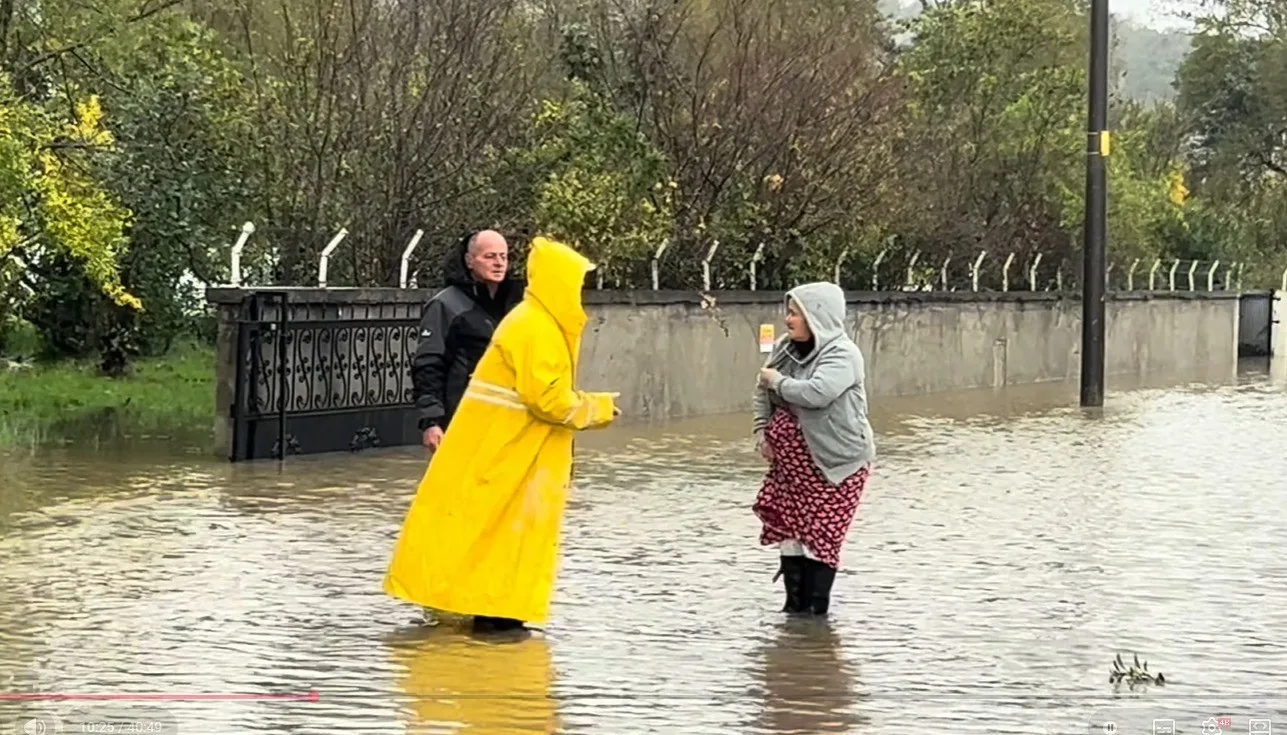 ZONGULDAK'IN ÇAYCUMA İLÇESİNE BAĞLI SALTUKOVA BELDESİNDE DÜN YAŞANAN SEL BASKINLARININ ARDINDAN VATANDAŞLAR, SU TAHLİYE KANALLARININ YETERSİZLİĞİNE TEPKİ GÖSTERDİ. EVİNİ SU BASAN YAŞLI BİR KADIN, HER YIL AYNI SORUNLA KARŞILAŞTIKLARINI BELİRTEREK, "HER SENE SEL SULARINDAN BIKTIK. BURAYA YENİ BİR KANAL YAPIN" SÖZLERİYLE YETKİLİLERE SESLENDİ.