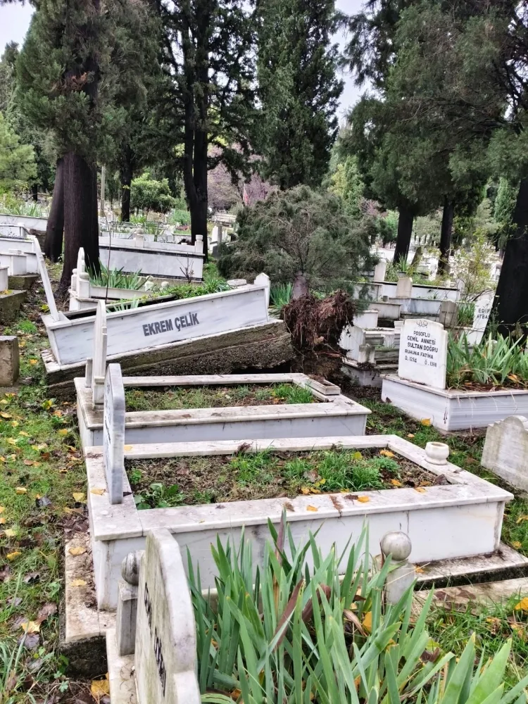 Şehir Mezarlığında Fırtınanın İzleri Silindi