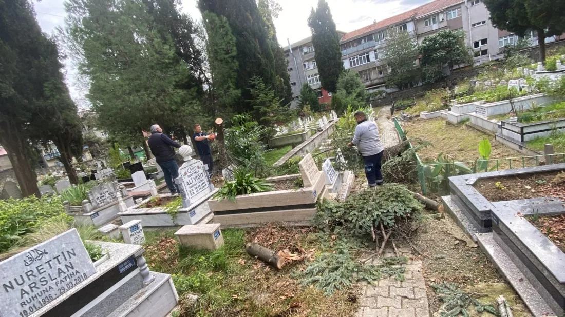 Şehir Mezarlığında Fırtınanın İzleri Silindi
