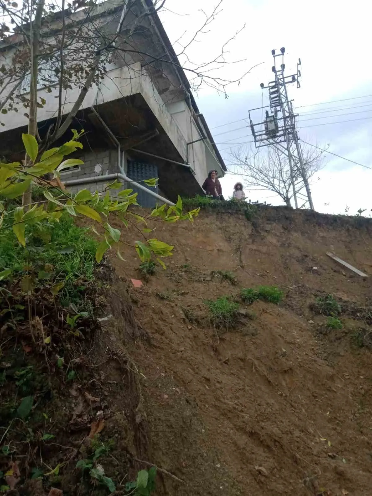 ZONGULDAK (İHA) - ZONGULDAK’IN ALAPLI İLÇESİNDE 2023 YILINDA MEYDANA GELEN SEL FELAKETİNİN ARDINDAN EVİ HASAR GÖREN VE TAHLİYE EDİLEN CEVDET YILMAZ, YAKLAŞIK 3 YILDIR KİRADA YAŞADIĞINI BELİRTEREK BARINMA SORUNUNA ÇÖZÜM BULUNMASINI İSTEDİ.