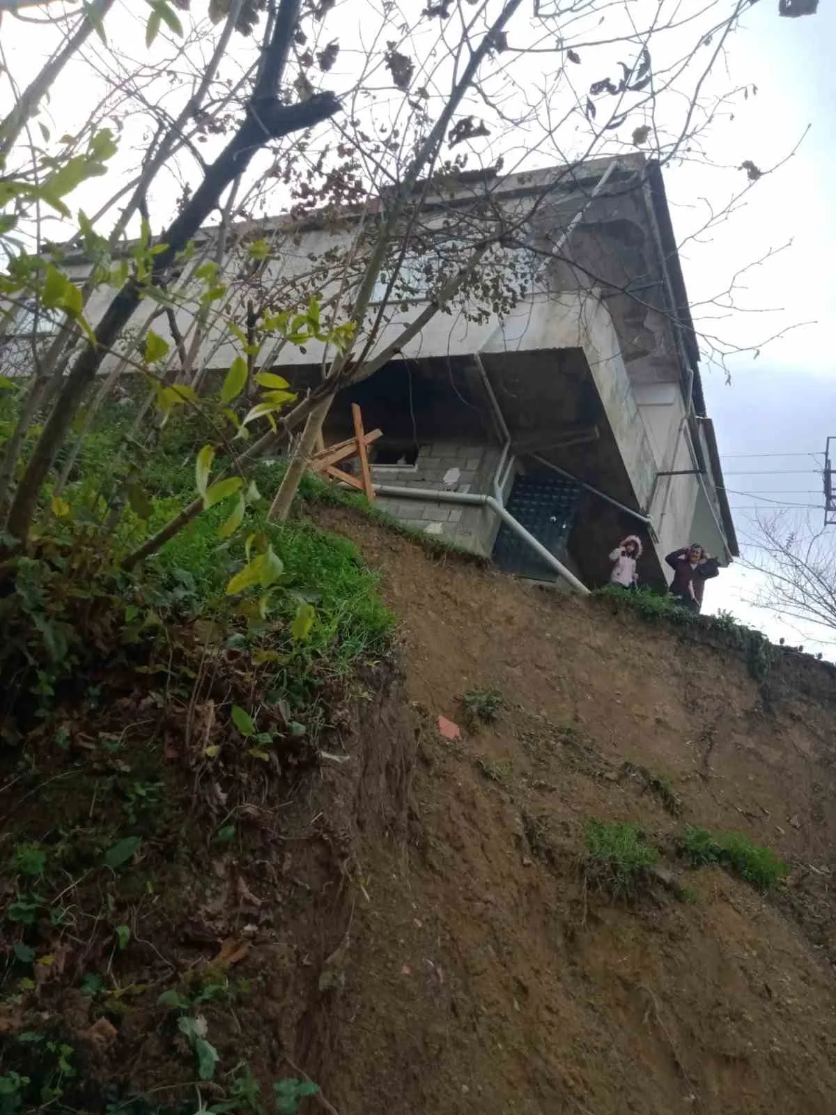ZONGULDAK (İHA) - ZONGULDAK’IN ALAPLI İLÇESİNDE 2023 YILINDA MEYDANA GELEN SEL FELAKETİNİN ARDINDAN EVİ HASAR GÖREN VE TAHLİYE EDİLEN CEVDET YILMAZ, YAKLAŞIK 3 YILDIR KİRADA YAŞADIĞINI BELİRTEREK BARINMA SORUNUNA ÇÖZÜM BULUNMASINI İSTEDİ.