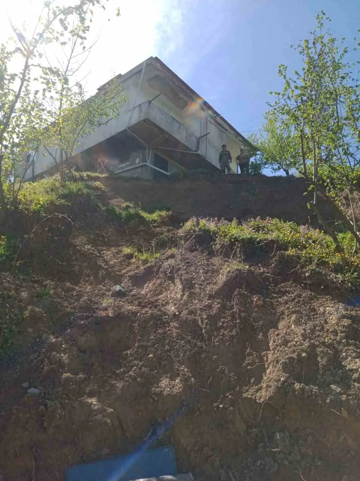 ZONGULDAK (İHA) - ZONGULDAK’IN ALAPLI İLÇESİNDE 2023 YILINDA MEYDANA GELEN SEL FELAKETİNİN ARDINDAN EVİ HASAR GÖREN VE TAHLİYE EDİLEN CEVDET YILMAZ, YAKLAŞIK 3 YILDIR KİRADA YAŞADIĞINI BELİRTEREK BARINMA SORUNUNA ÇÖZÜM BULUNMASINI İSTEDİ.