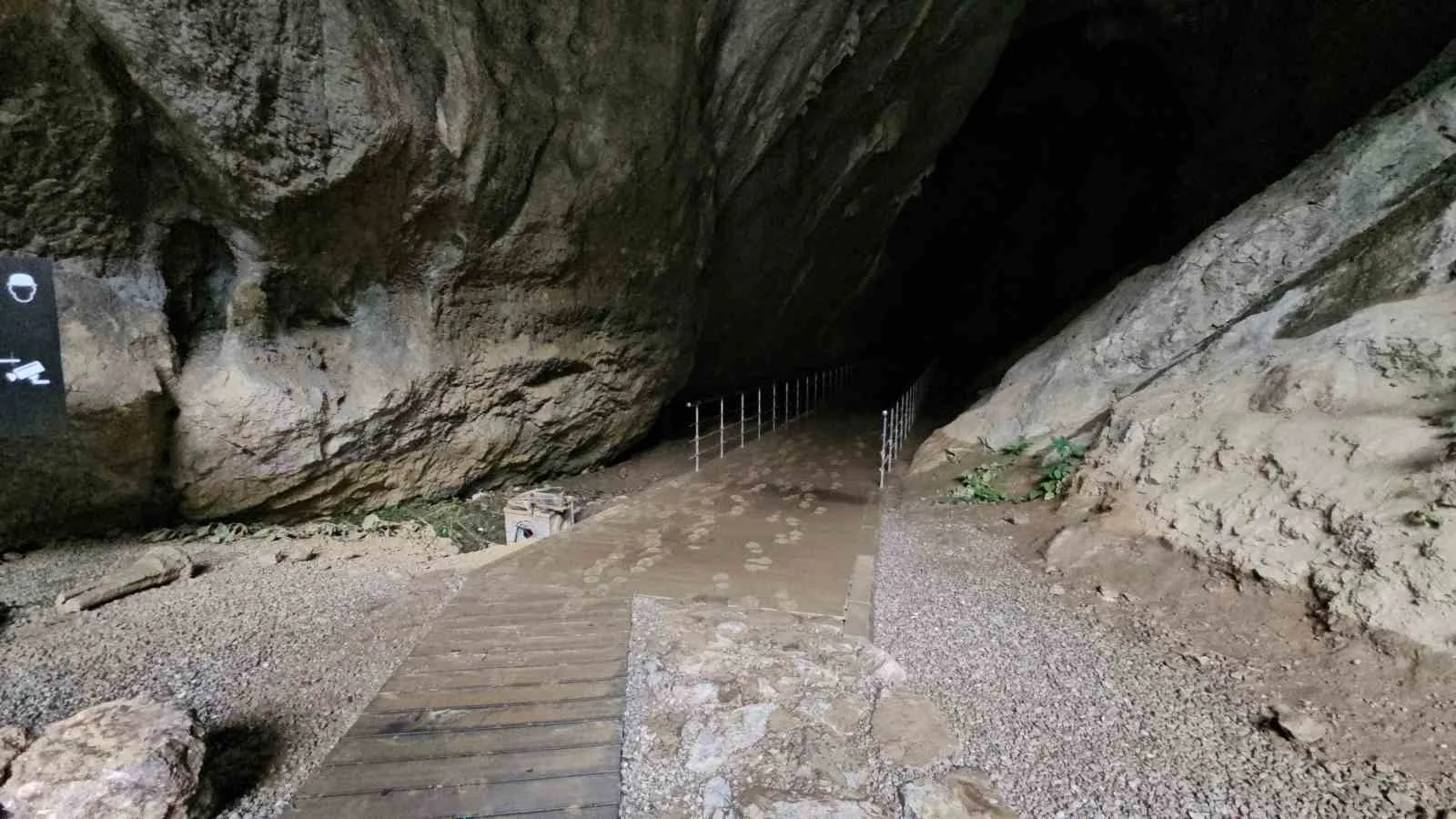 ZONGULDAK'TA SON 24 SAATTE ETKİLİ OLAN ŞİDDETLİ SAĞANAK YAĞIŞ, TÜRKİYE'NİN EN UZUN 10'UNCU MAĞARASI OLAN GÖKGÖL MAĞARASI'NDA SU BASKININA NEDEN OLDU. İÇERİSİNDEKİ YÜRÜYÜŞ ALANLARI SU VE ÇAMURLA KAPLANAN MAĞARA GEÇİCİ OLARAK ZİYARETE KAPATILIRKEN, YENİDEN ZİYARETÇİ KABUL EDİLEBİLMESİ İÇİN TEMİZLİK ÇALIŞMASI BAŞLATILDI.