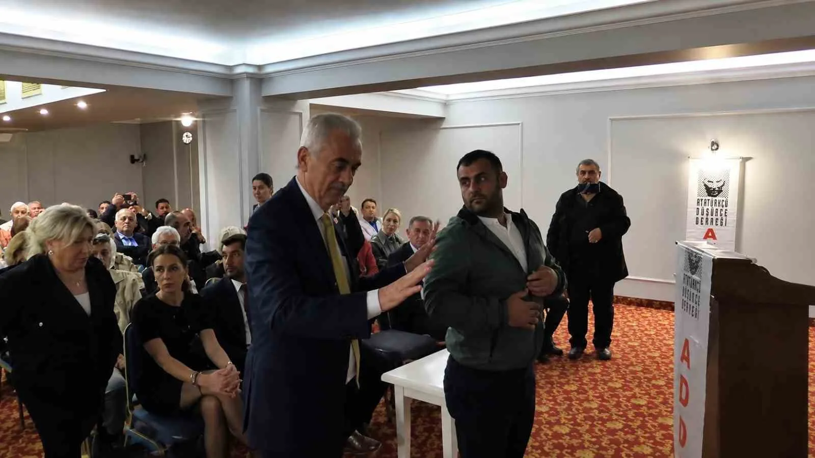 ATATÜRKÇÜ DÜŞÜNCE DERNEĞİ (ADD) VE ROTARY KULÜBÜ İŞ BİRLİĞİNDE 'CUMHURİYET' KONULU PANELE KATILAN SÜHEYL BATUM, KONUŞMASINDA MUTLAK BUTLAN, CHP VE CHP SEÇMENİNİ HEDEF ALINCA SALONDA TARTIŞMA ÇIKTI. CHP BANDIRMA İLÇE BAŞKANI REMZİ POYRAZ, KÜRSÜYE YÜRÜYEREK BATUM'A SERT TEPKİ GÖSTERİRKEN, BATUM'UN SEÇMENLERE 'SALAK' DEDİĞİNİ İDDİA ETTİ.