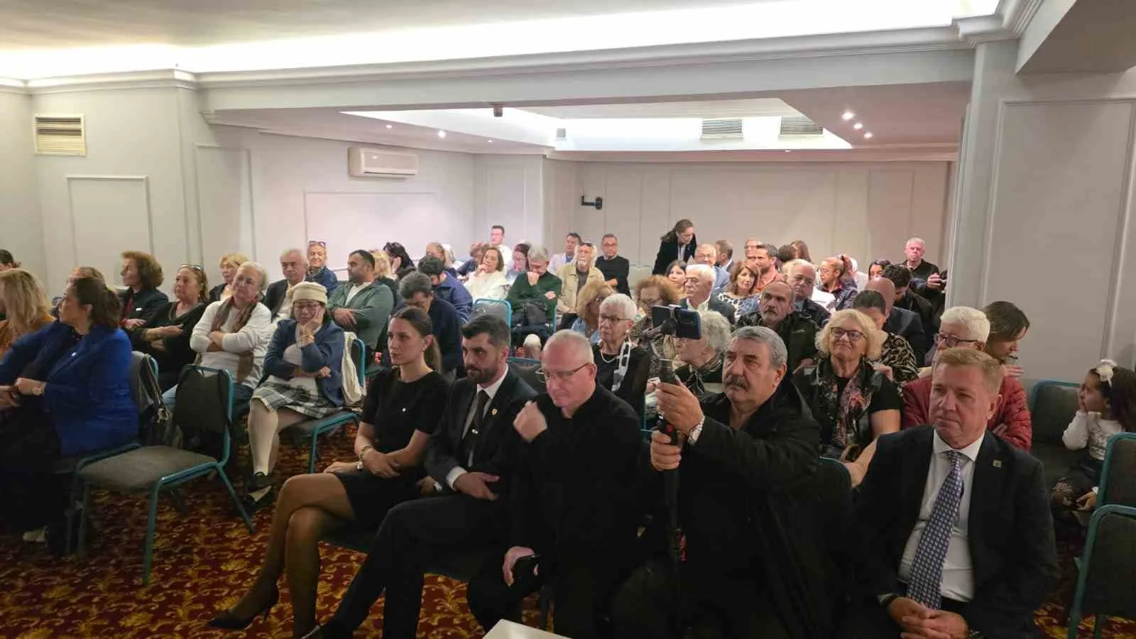 ROTARY KULÜBÜ İLE ATATÜRKÇÜ DÜŞÜNCE DERNEĞİ (ADD) BANDIRMA ŞUBESİ İŞ BİRLİĞİNDE, BİR OTELİN TOPLANTI SALONUNDA DÜZENLENEN "CUMHURİYETE KURULAN KUMPAS VE YENİ ANAYASA DEĞİŞİKLİĞİ" KONULU SÖYLEŞİDE TÜRKİYE'NİN SİYASİ TARİHİ, HUKUK SİSTEMİ VE ANAYASAL DEĞİŞİKLİKLER ELE ALINDI.