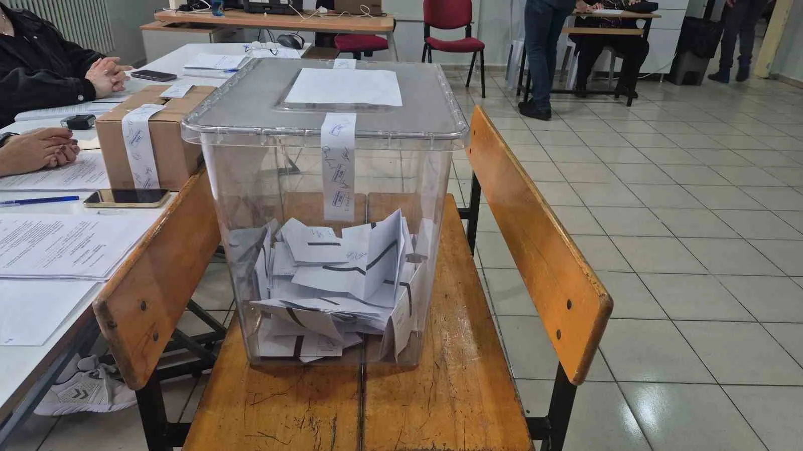 SÜLEYMANPAŞA İLÇESİNDE BULUNAN 50. YIL ORTAOKULU’NDA KURULAN SANDIKTA, SEÇİM İÇİN OY VERME İŞLEMİ GERÇEKLEŞTİRİLDİ