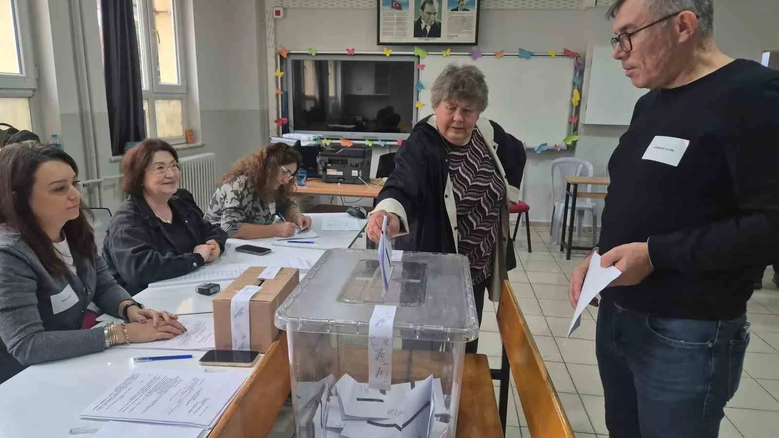 SÜLEYMANPAŞA İLÇESİNDE BULUNAN 50. YIL ORTAOKULU’NDA KURULAN SANDIKTA, SEÇİM İÇİN OY VERME İŞLEMİ GERÇEKLEŞTİRİLDİ