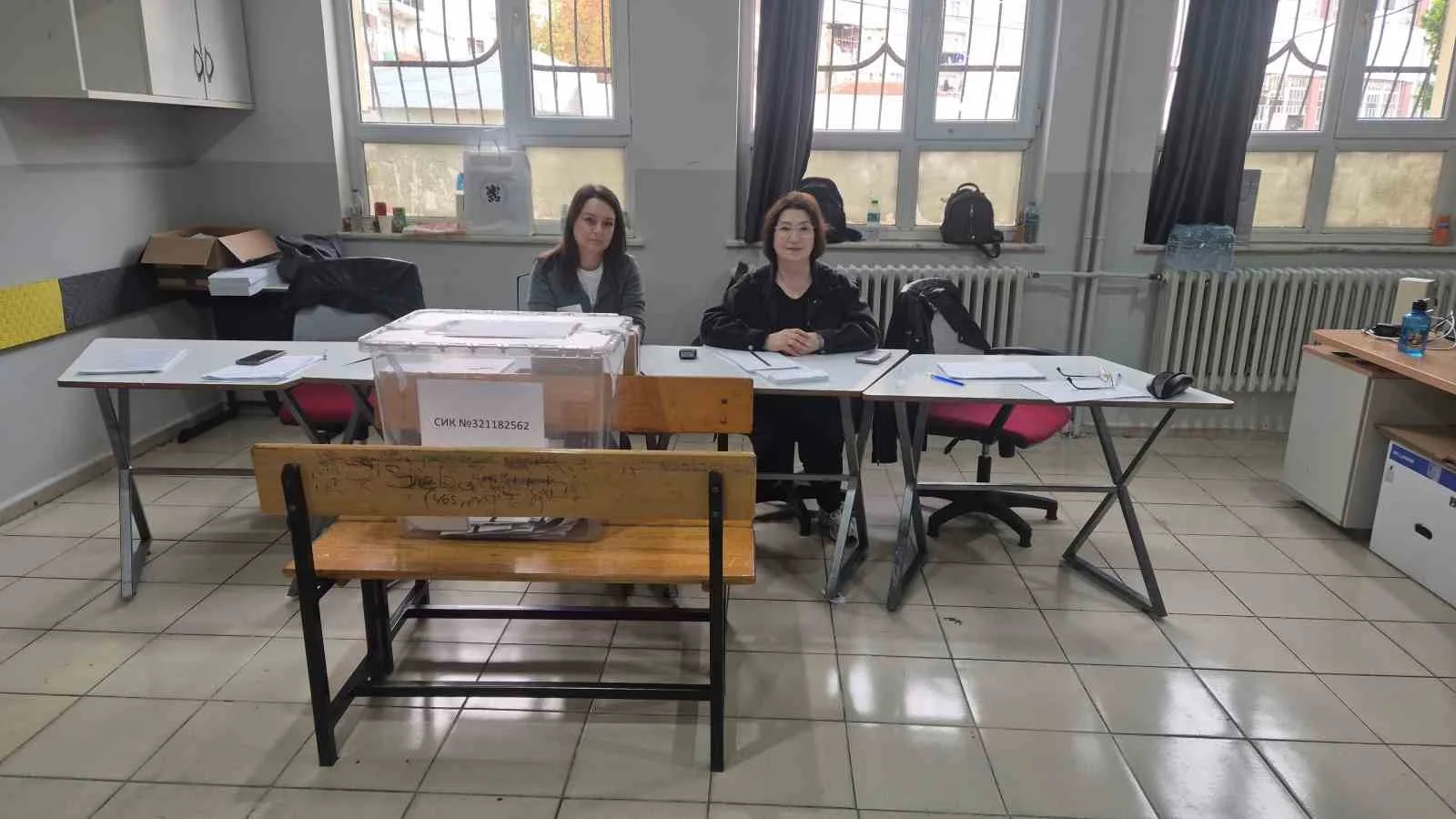 SÜLEYMANPAŞA İLÇESİNDE BULUNAN 50. YIL ORTAOKULU’NDA KURULAN SANDIKTA, SEÇİM İÇİN OY VERME İŞLEMİ GERÇEKLEŞTİRİLDİ
