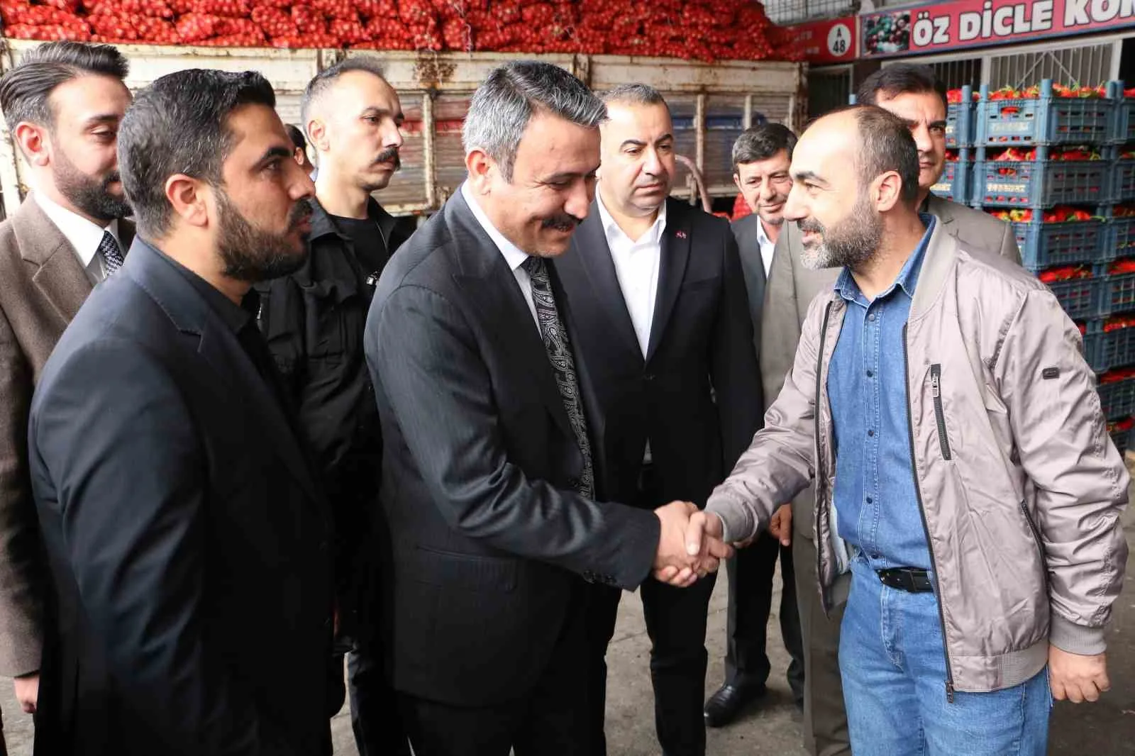 MİLLİYETÇİ HAREKET PARTİSİ (MHP) DİYARBAKIR İL BAŞKANI HASAN ÖZCOŞKUN VE BERABERİNDEKİ İL YÖNETİM KURULU ÜYELERİ, DİYARBAKIR GIDA, SEBZE VE MEYVE HALİ ESNAFINI ZİYARET ETTİ.