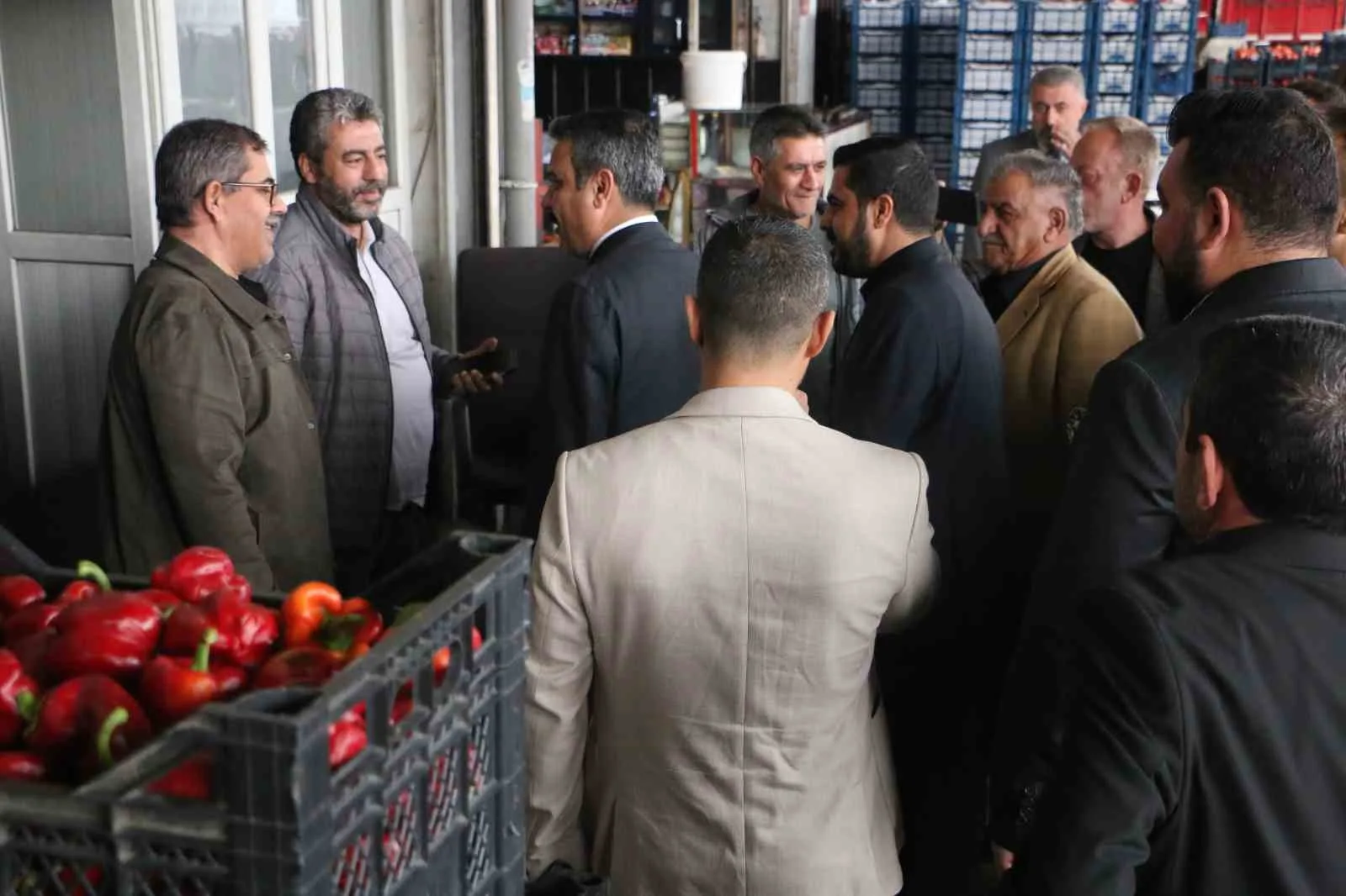 MİLLİYETÇİ HAREKET PARTİSİ (MHP) DİYARBAKIR İL BAŞKANI HASAN ÖZCOŞKUN VE BERABERİNDEKİ İL YÖNETİM KURULU ÜYELERİ, DİYARBAKIR GIDA, SEBZE VE MEYVE HALİ ESNAFINI ZİYARET ETTİ.