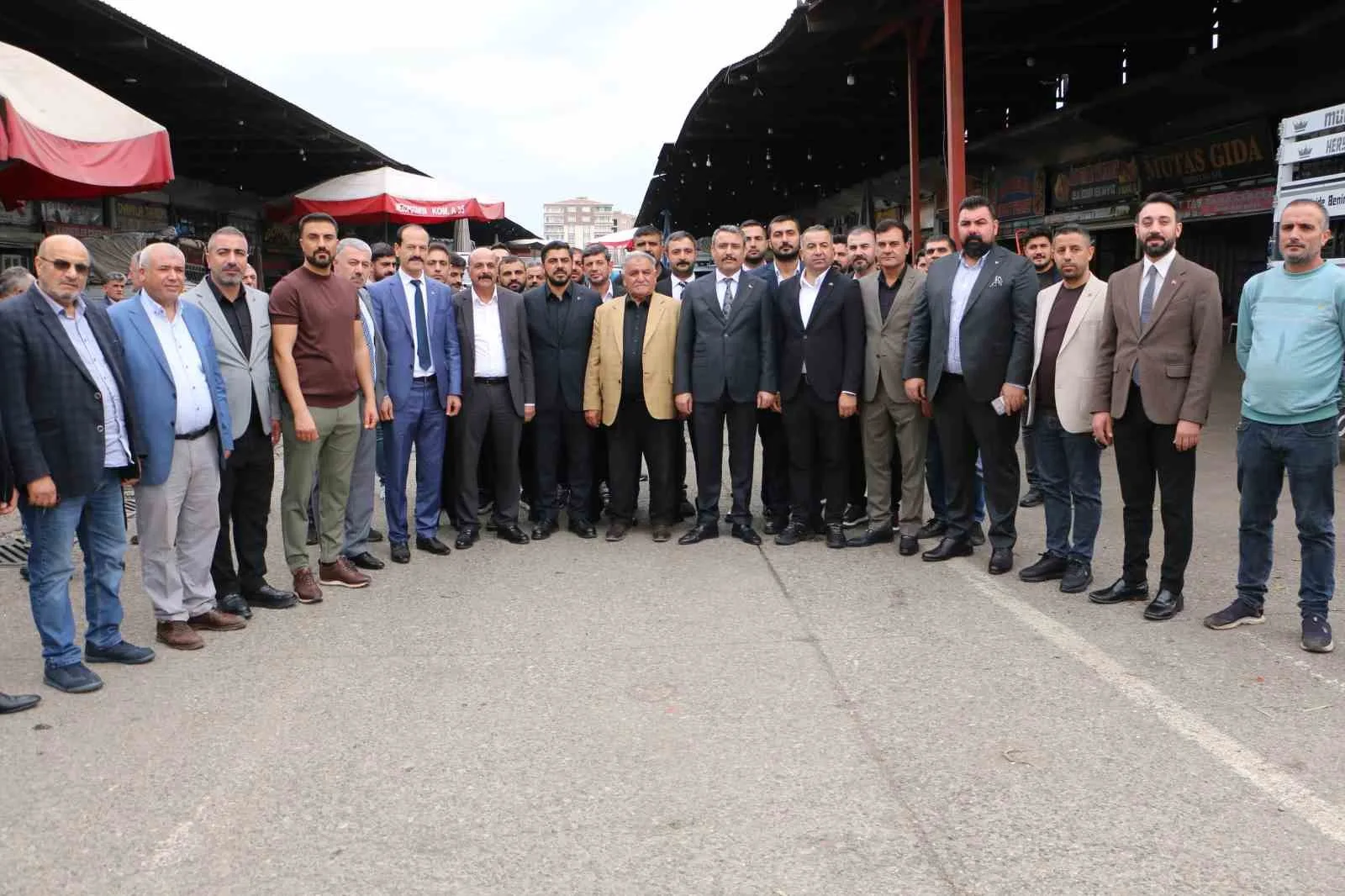 MİLLİYETÇİ HAREKET PARTİSİ (MHP) DİYARBAKIR İL BAŞKANI HASAN ÖZCOŞKUN VE BERABERİNDEKİ İL YÖNETİM KURULU ÜYELERİ, DİYARBAKIR GIDA, SEBZE VE MEYVE HALİ ESNAFINI ZİYARET ETTİ.