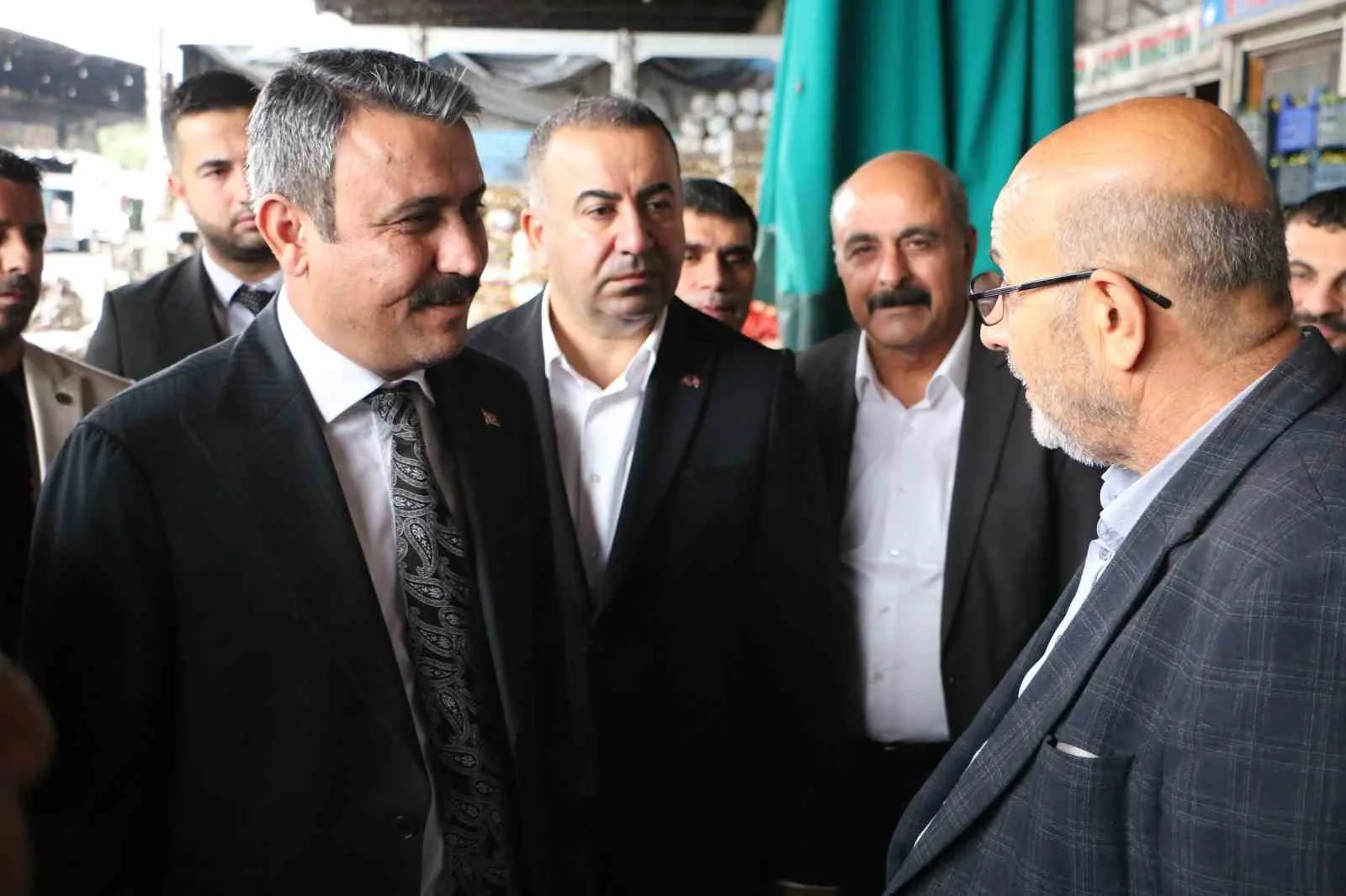 MİLLİYETÇİ HAREKET PARTİSİ (MHP) DİYARBAKIR İL BAŞKANI HASAN ÖZCOŞKUN VE BERABERİNDEKİ İL YÖNETİM KURULU ÜYELERİ, DİYARBAKIR GIDA, SEBZE VE MEYVE HALİ ESNAFINI ZİYARET ETTİ.