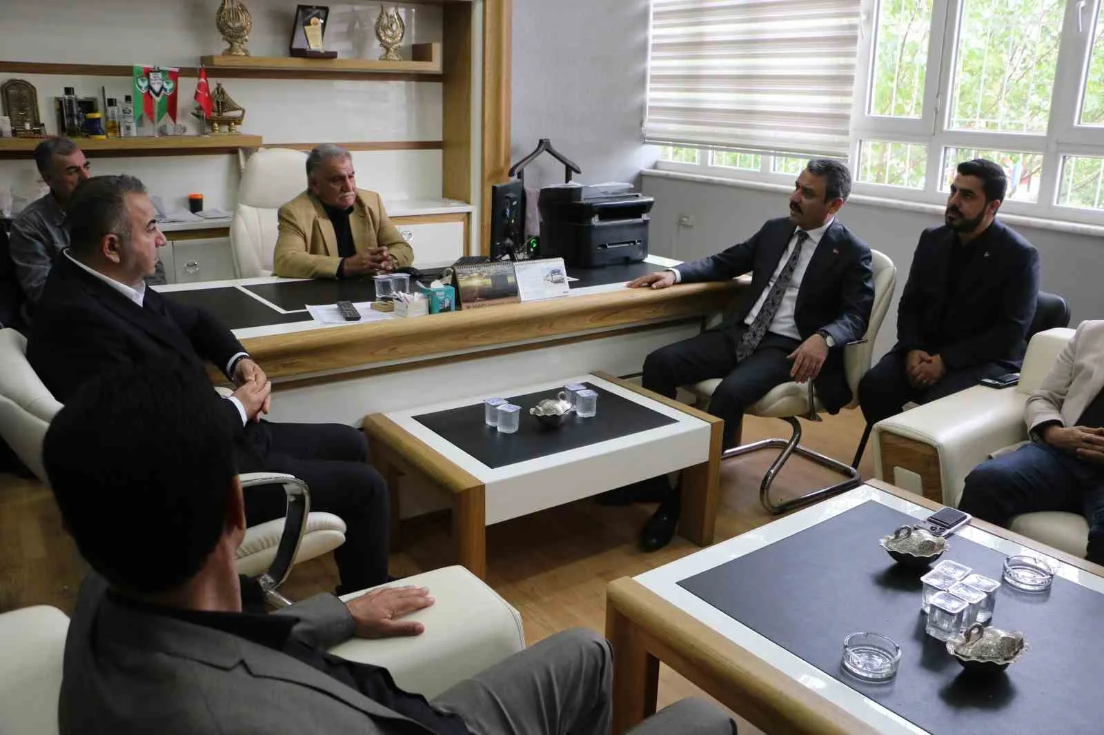 MİLLİYETÇİ HAREKET PARTİSİ (MHP) DİYARBAKIR İL BAŞKANI HASAN ÖZCOŞKUN VE BERABERİNDEKİ İL YÖNETİM KURULU ÜYELERİ, DİYARBAKIR GIDA, SEBZE VE MEYVE HALİ ESNAFINI ZİYARET ETTİ.