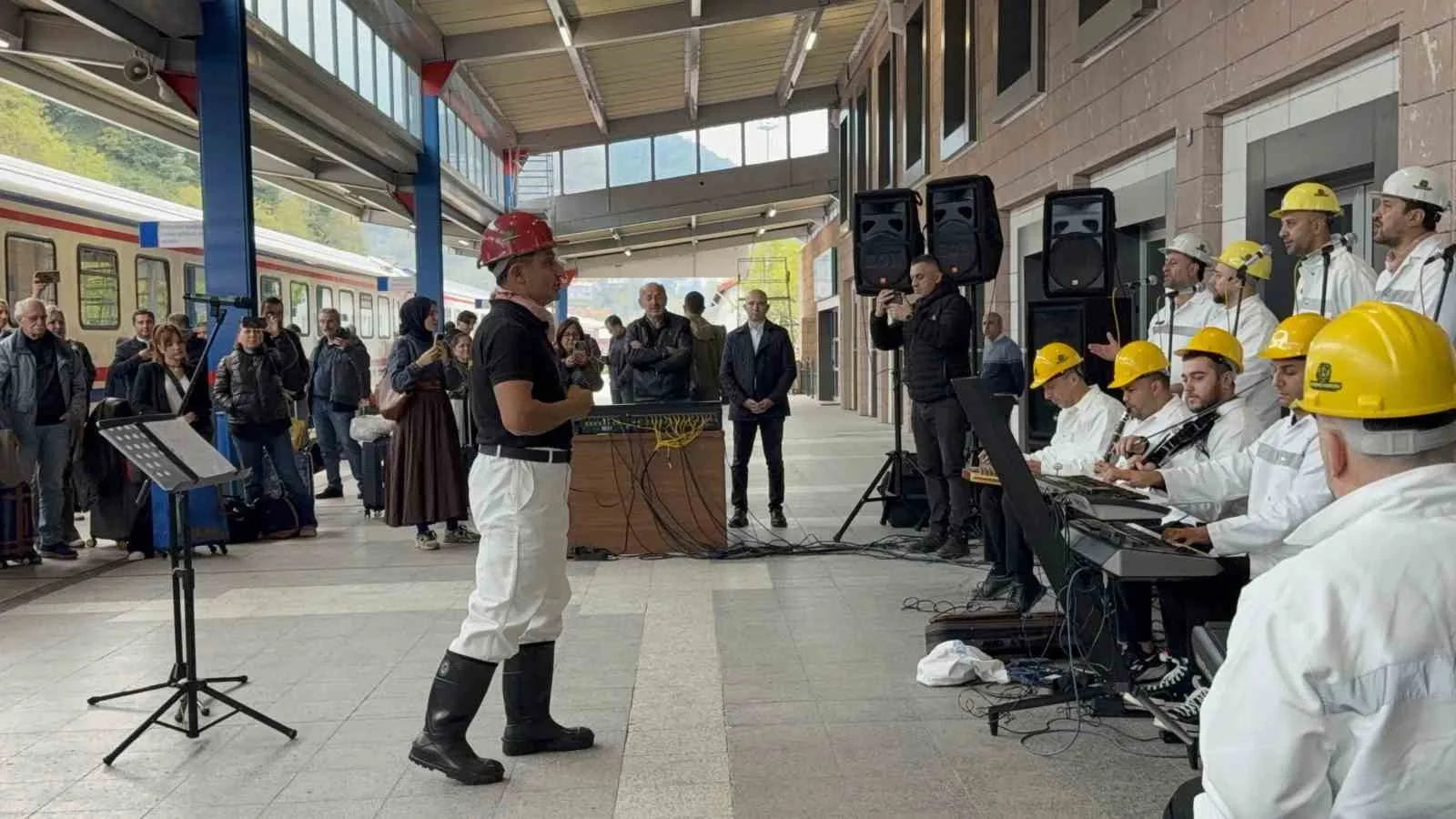 BATI KARADENİZ KALKINMA AJANSI (BAKKA) KOORDİNASYONUNDA BU YIL İKİNCİ KEZ DÜZENLENEN TURİSTİK KARAELMAS EKSPRESİ, 120 YOLCUSUYLA ZONGULDAK'A GELDİ. TREN İSTASYONUNDA MADENCİ KOROSUNUN SESLENDİRDİĞİ ŞARKILARLA KARŞILANAN YOLCULAR, MÜZİĞE EŞLİK EDEREK RENKLİ GÖRÜNTÜLER OLUŞTURDU.