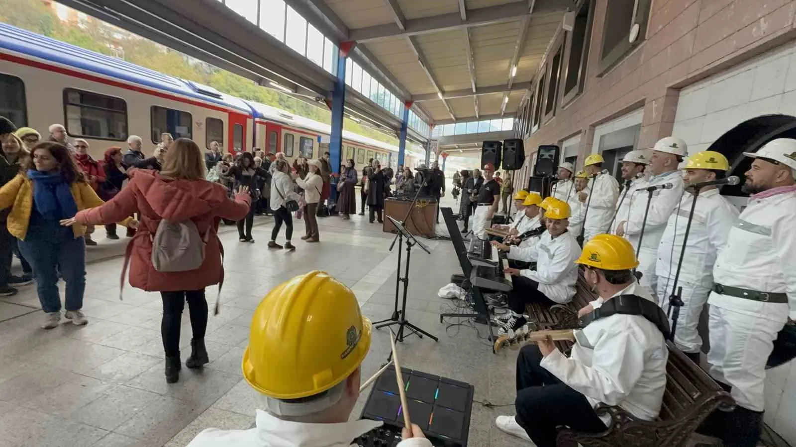 BATI KARADENİZ KALKINMA AJANSI (BAKKA) KOORDİNASYONUNDA BU YIL İKİNCİ KEZ DÜZENLENEN TURİSTİK KARAELMAS EKSPRESİ, 120 YOLCUSUYLA ZONGULDAK'A GELDİ. TREN İSTASYONUNDA MADENCİ KOROSUNUN SESLENDİRDİĞİ ŞARKILARLA KARŞILANAN YOLCULAR, MÜZİĞE EŞLİK EDEREK RENKLİ GÖRÜNTÜLER OLUŞTURDU.