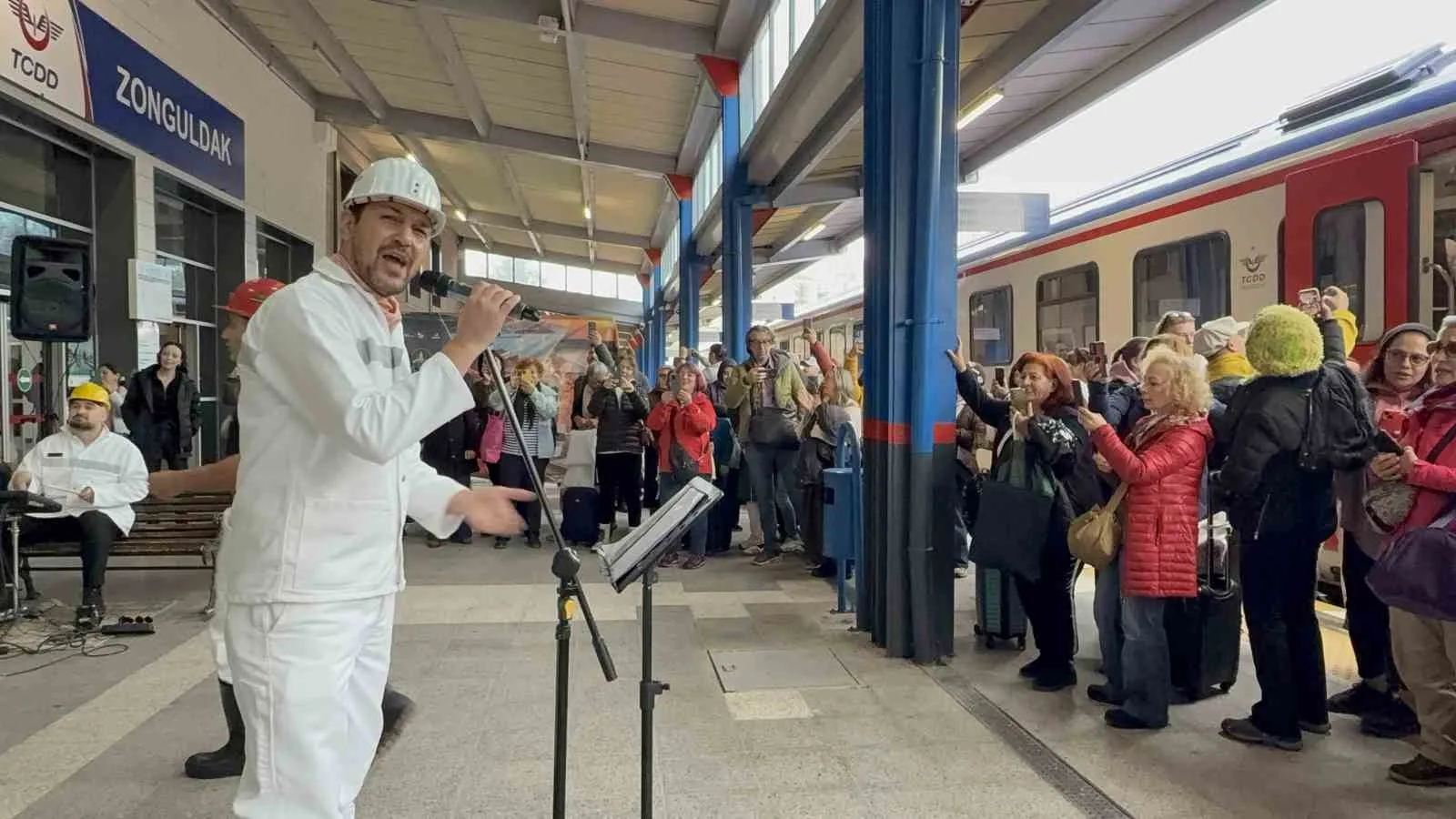 BATI KARADENİZ KALKINMA AJANSI (BAKKA) KOORDİNASYONUNDA BU YIL İKİNCİ KEZ DÜZENLENEN TURİSTİK KARAELMAS EKSPRESİ, 120 YOLCUSUYLA ZONGULDAK'A GELDİ. TREN İSTASYONUNDA MADENCİ KOROSUNUN SESLENDİRDİĞİ ŞARKILARLA KARŞILANAN YOLCULAR, MÜZİĞE EŞLİK EDEREK RENKLİ GÖRÜNTÜLER OLUŞTURDU.