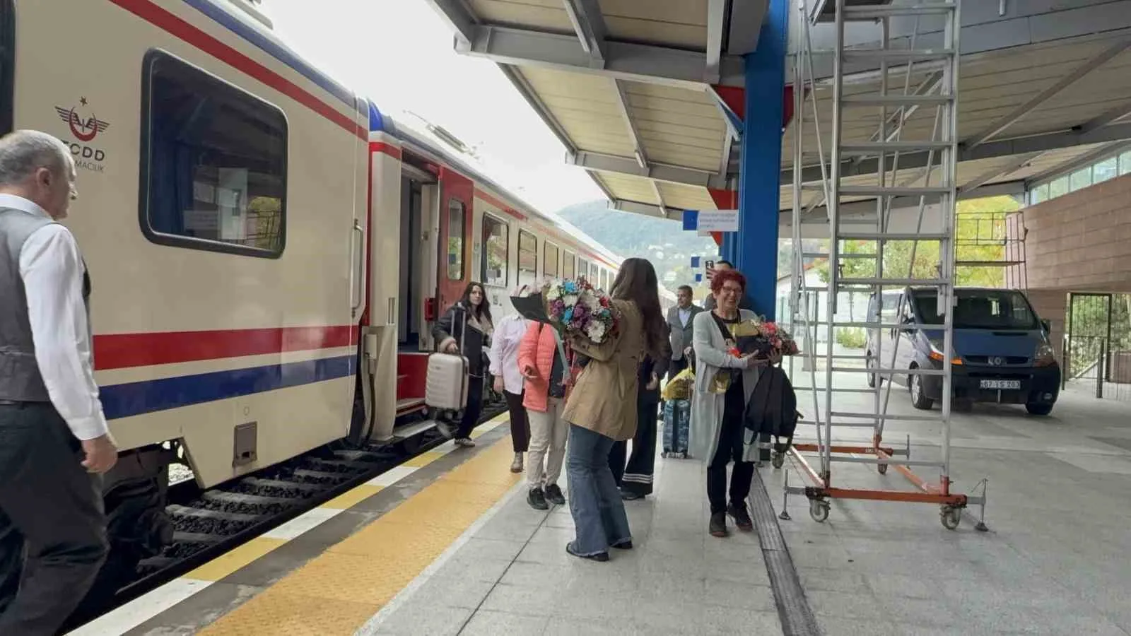 BATI KARADENİZ KALKINMA AJANSI (BAKKA) KOORDİNASYONUNDA BU YIL İKİNCİ KEZ DÜZENLENEN TURİSTİK KARAELMAS EKSPRESİ, 120 YOLCUSUYLA ZONGULDAK'A GELDİ. TREN İSTASYONUNDA MADENCİ KOROSUNUN SESLENDİRDİĞİ ŞARKILARLA KARŞILANAN YOLCULAR, MÜZİĞE EŞLİK EDEREK RENKLİ GÖRÜNTÜLER OLUŞTURDU.