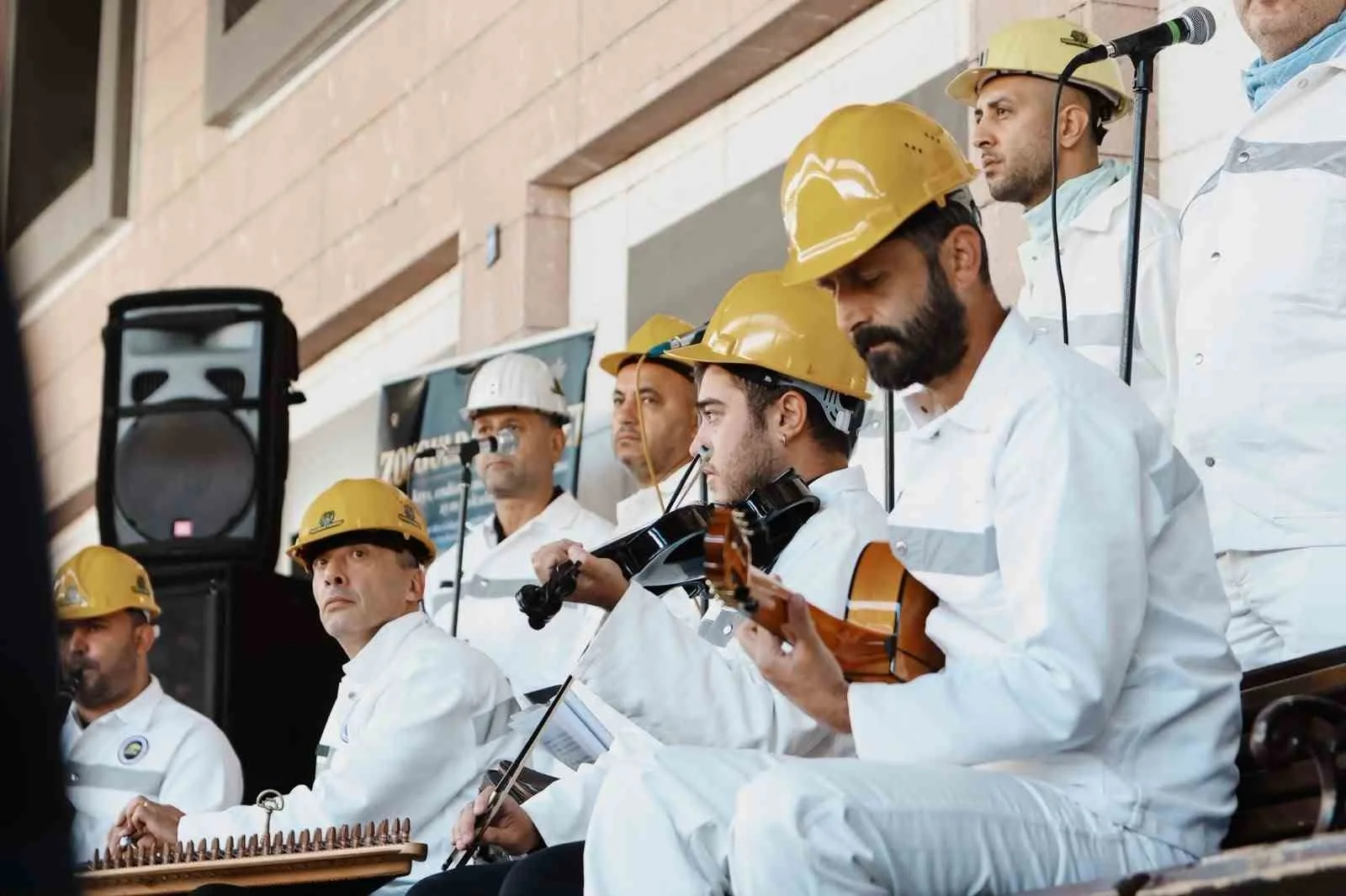 TÜRKİYE'DE BAŞKA ÖRNEĞİ BULUNMAYAN MADENCİ KOROSU'NUN ŞARKILARINA EŞLİK EDEN ZİYARETÇİLER, MİNİ KONSERİN ARDINDAN GÖKGÖL MAĞARASI, MADEN MÜZESİ VE FENER SEMTİNİ ZİYARETİ PLANLAMAYA DAHİL EDİLDİ.