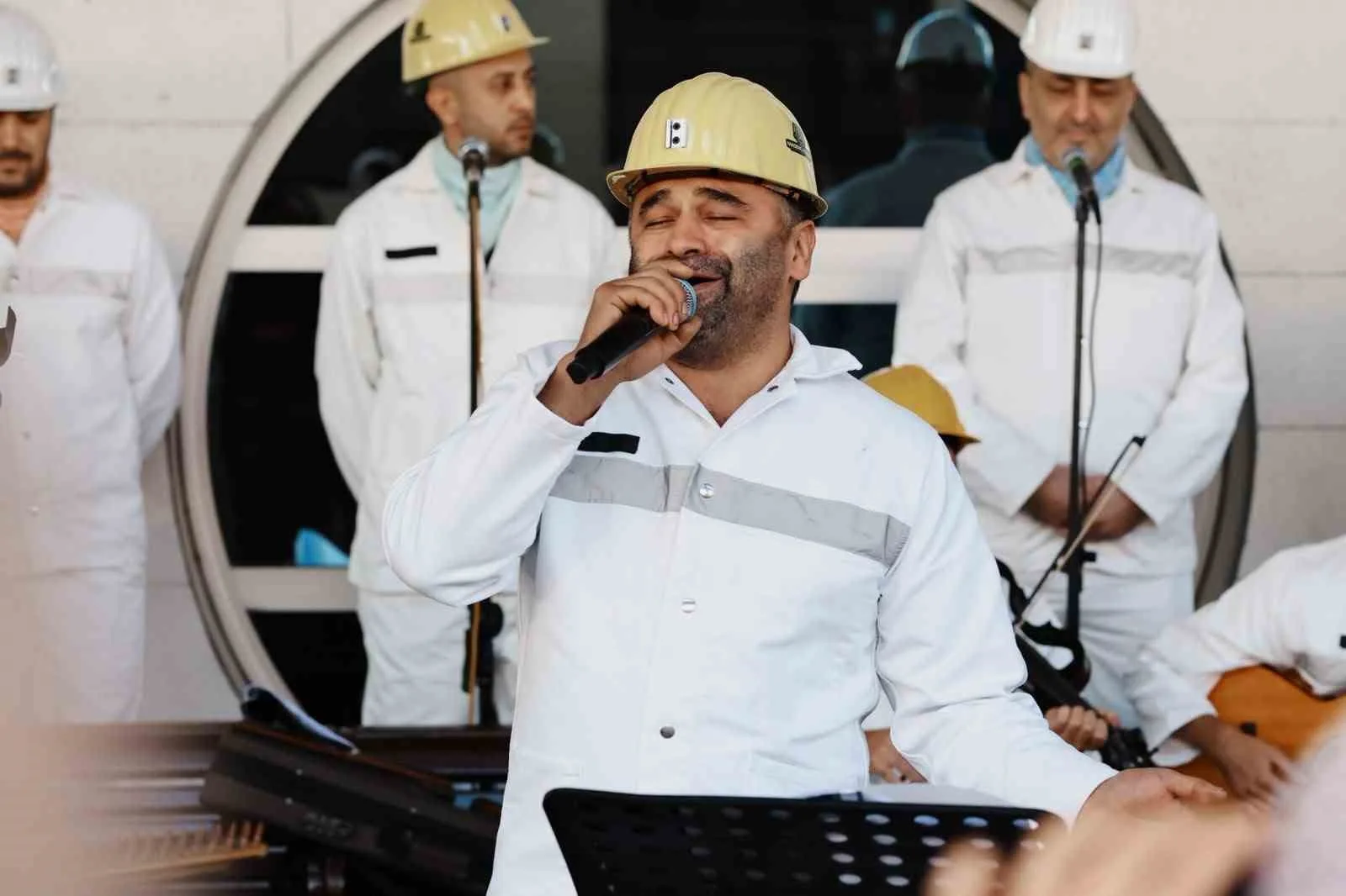 ANKARA’DAN YOLA ÇIKAN TURİSTİK KARAELMAS EKSPRESİ, 2026 YILI SEFERİNE BAŞLADI. ZONGULDAK’A ULAŞAN KARAELMAS EKSPRESİ’Nİ MADENCİ KOROSU KARŞILADI.