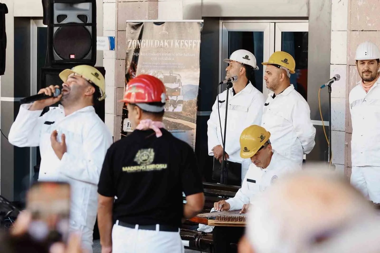 YOLCULARI GARDA MADENCİ KOROSU KARŞILADI. YER ALTI MADEN İŞÇİLERİNDEN OLUŞAN GRUP, SESLENDİRDİĞİ ESERLERLE ZİYARETÇİLERİ ZAMAN ZAMAN HÜZÜNLENDİRİRKEN, ZAMAN ZAMAN DA NEŞELENDİRDİ.