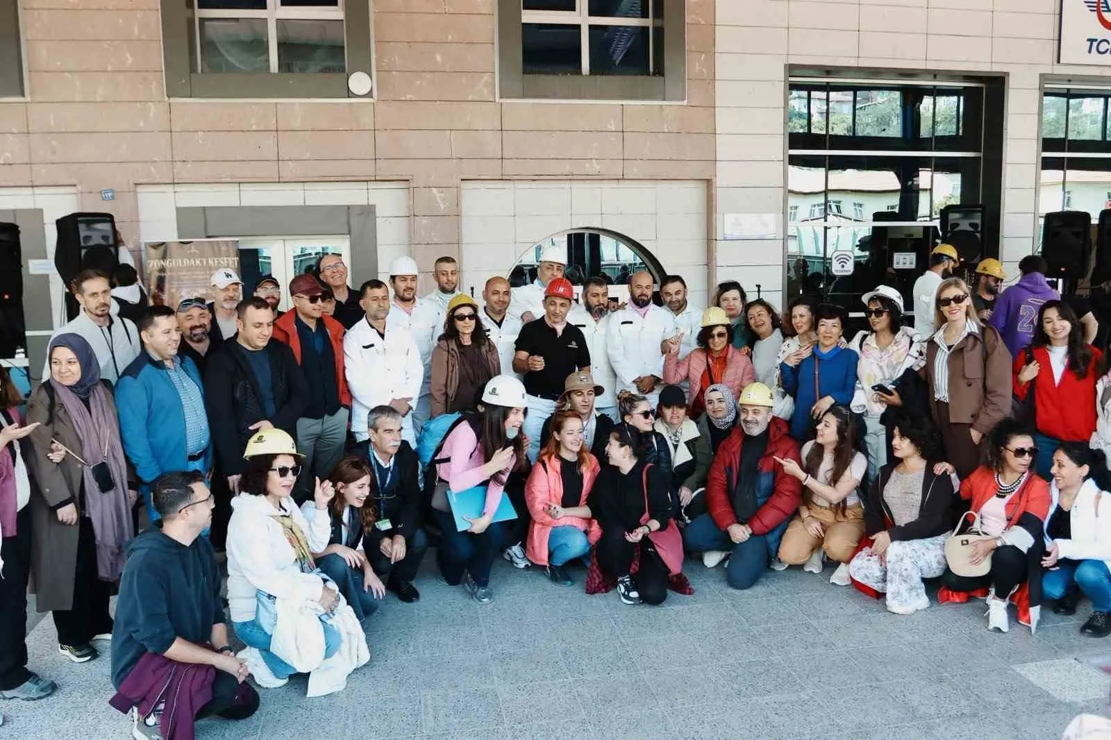 ZONGULDAK TREN GARI'NDA İNEN YOLCULAR, BÖLGENİN TARİHİ VE DOĞAL GÜZELLİKLERİNİ KEŞFETME FIRSATI BULDU.