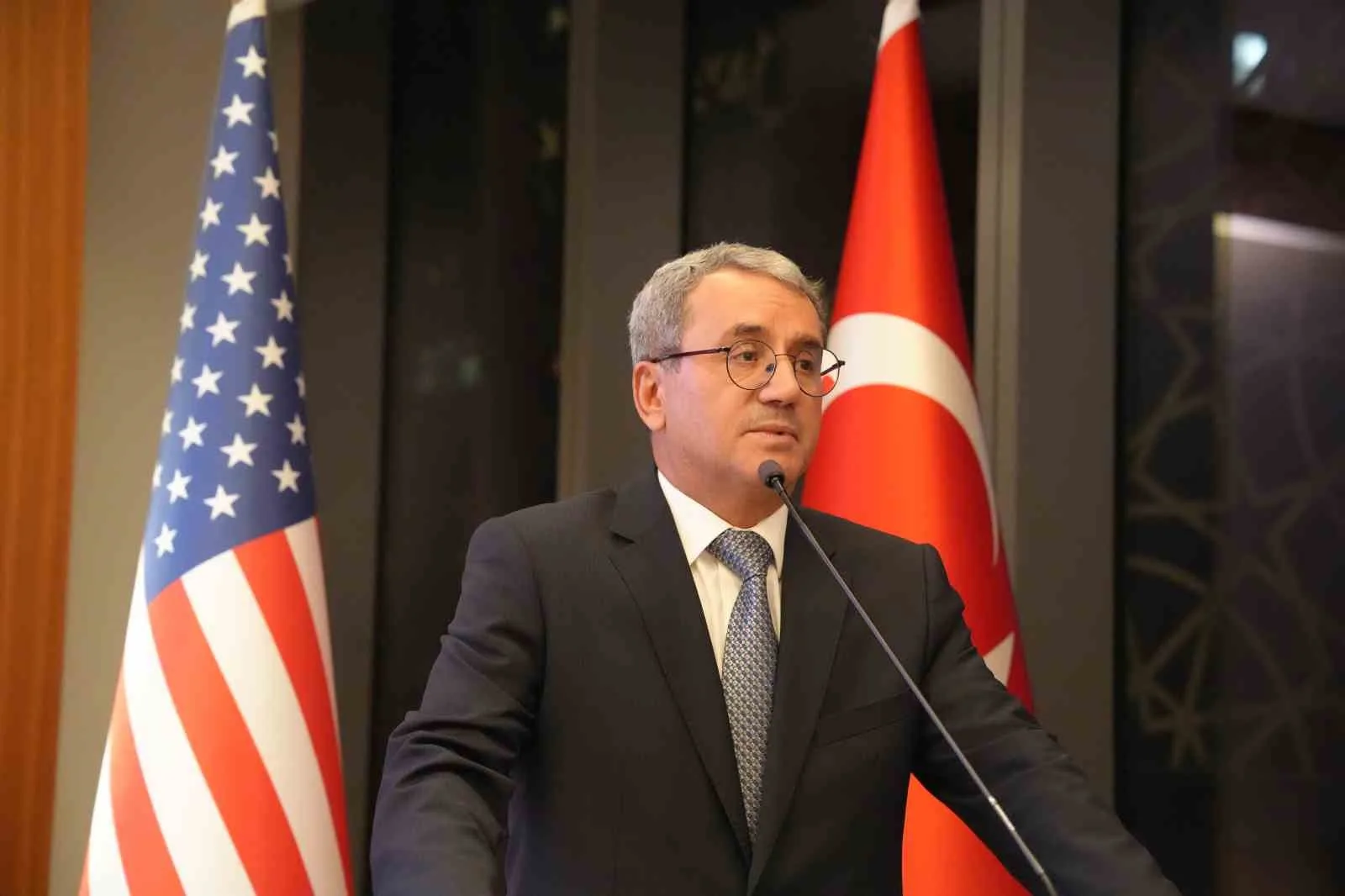 TÜRKİYE'NİN BİRLEŞMİŞ MİLLETLER (BM) DAİMİ TEMSİLCİSİ BÜYÜKELÇİ AHMET YILDIZ, CUMHURBAŞKANI RECEP TAYYİP ERDOĞAN'IN BÜYÜKELÇİ FERİDUN SİNİRLİOĞLU'NU BİRLEŞMİŞ MİLLETLER (BM) GENEL SEKRETERLİĞİ'NE ADAY GÖSTERDİĞİNİ AÇIKLADI.