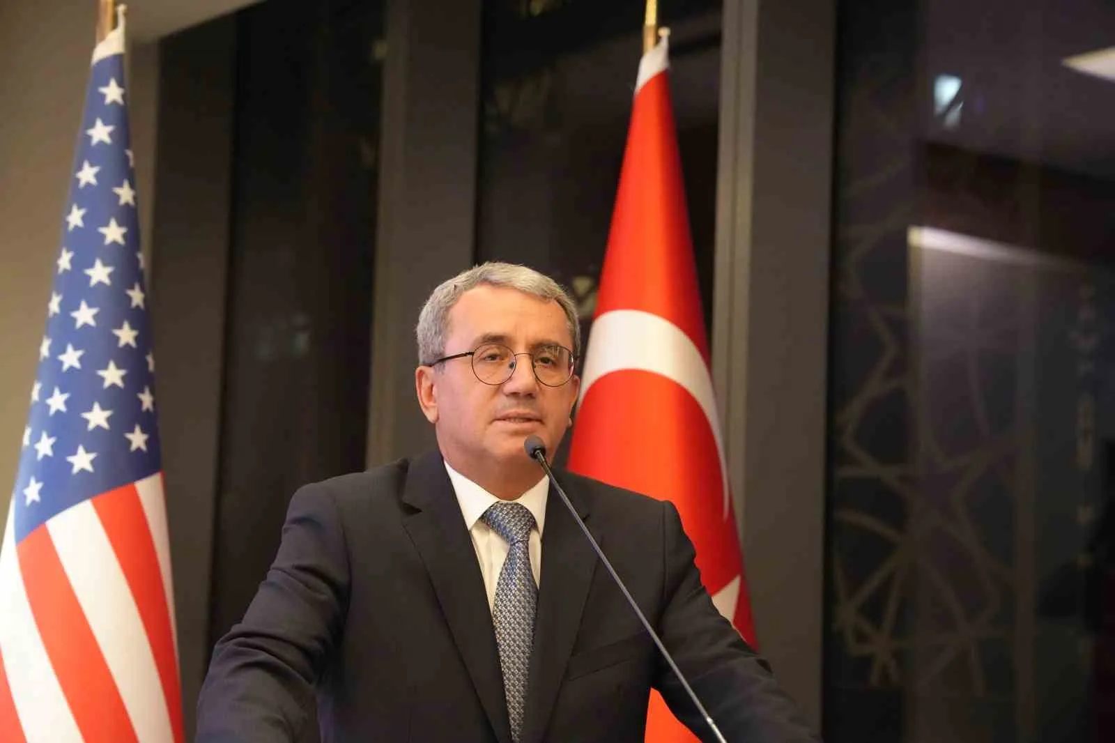 TÜRKİYE'NİN BİRLEŞMİŞ MİLLETLER (BM) DAİMİ TEMSİLCİSİ BÜYÜKELÇİ AHMET YILDIZ, CUMHURBAŞKANI RECEP TAYYİP ERDOĞAN'IN BÜYÜKELÇİ FERİDUN SİNİRLİOĞLU'NU BİRLEŞMİŞ MİLLETLER (BM) GENEL SEKRETERLİĞİ'NE ADAY GÖSTERDİĞİNİ AÇIKLADI.