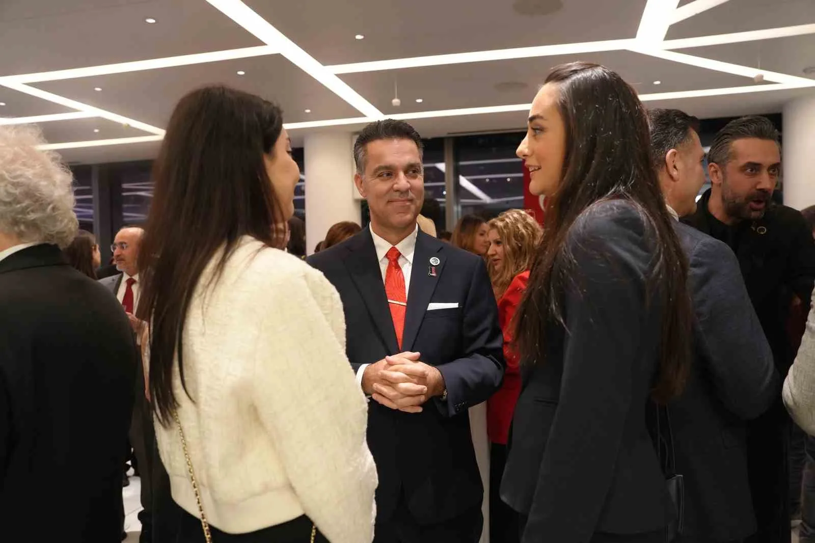 TÜRKİYE'NİN BİRLEŞMİŞ MİLLETLER (BM) DAİMİ TEMSİLCİSİ BÜYÜKELÇİ AHMET YILDIZ, CUMHURBAŞKANI RECEP TAYYİP ERDOĞAN'IN BÜYÜKELÇİ FERİDUN SİNİRLİOĞLU'NU BİRLEŞMİŞ MİLLETLER (BM) GENEL SEKRETERLİĞİ'NE ADAY GÖSTERDİĞİNİ AÇIKLADI.