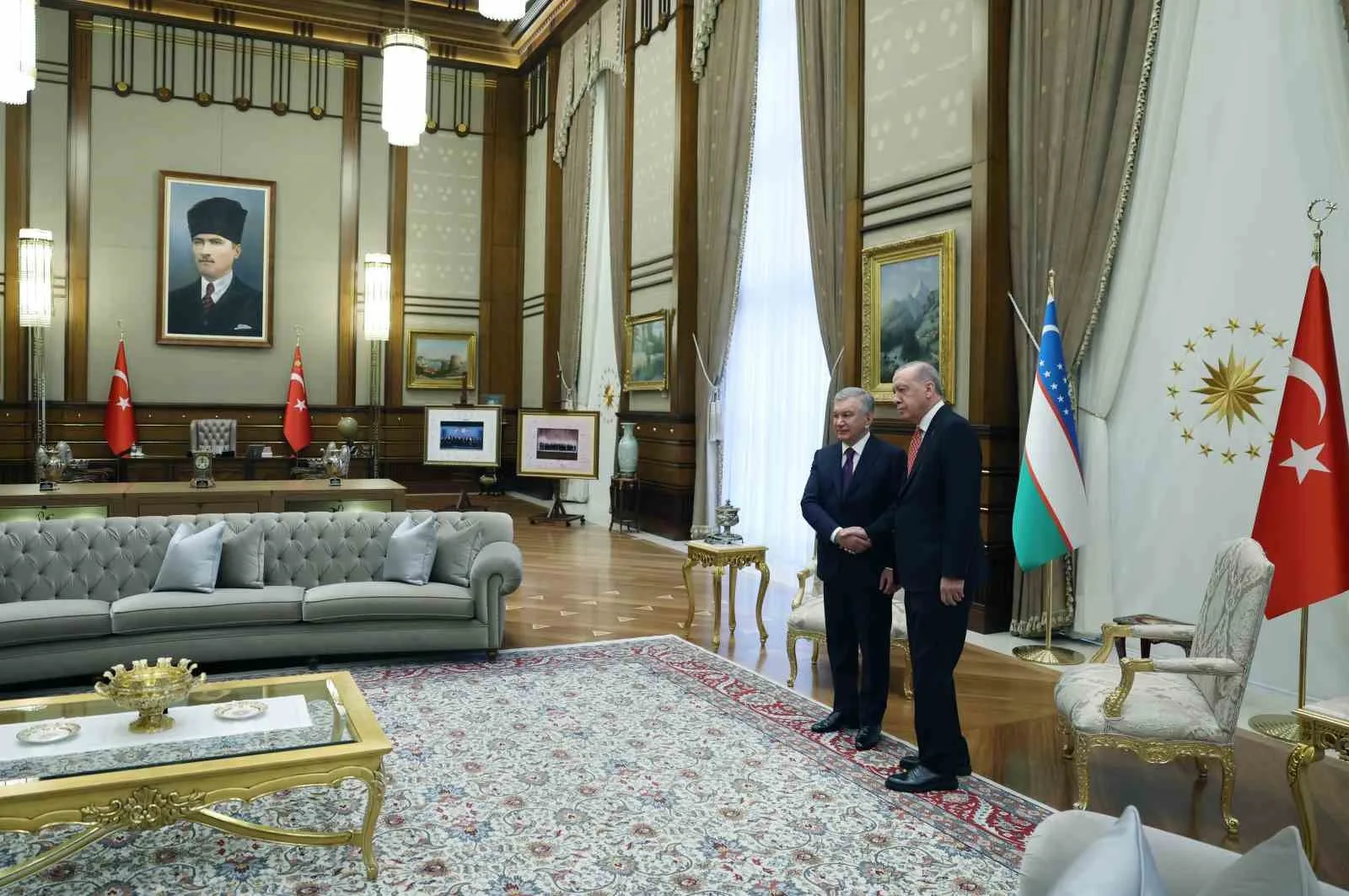 CUMHURBAŞKANI RECEP TAYYİP ERDOĞAN, ÖZBEKİSTAN CUMHURBAŞKANI ŞEVKET MİRZİYOYEV İLE BİR ARAYA GELDİ. GÖRÜŞMENİN ARDINDAN İKİ ÜLKE ARASINDA 5 ANLAŞMA İMZALANDI.