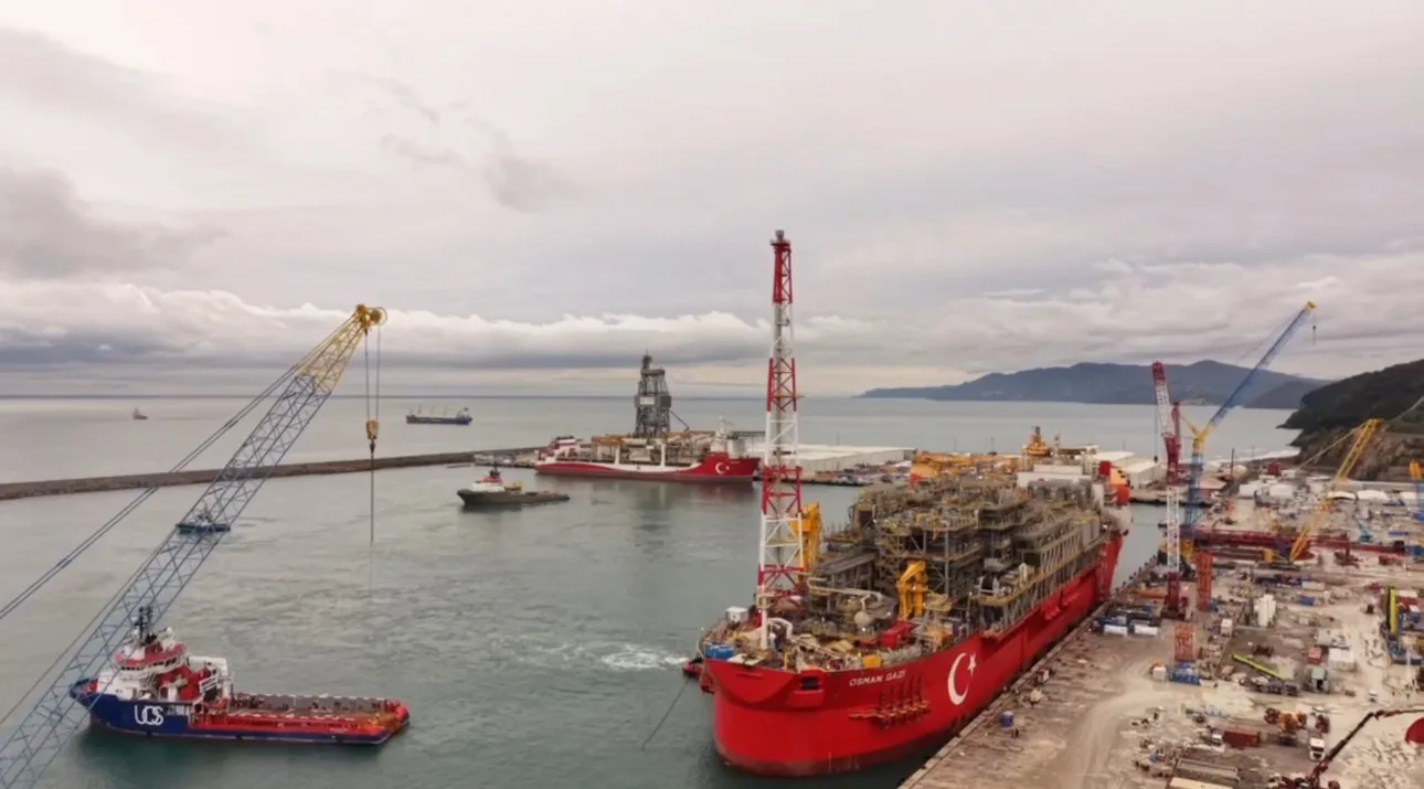 ZONGULDAK'IN FİLYOS BELDESİNDEN SAKARYA GAZ SAHASI'NA UĞURLANAN TÜRKİYE'NİN İLK YÜZER DOĞAL GAZ ÜRETİM PLATFORMU OSMAN GAZİ DRONLA GÖRÜNTÜLENDİ.