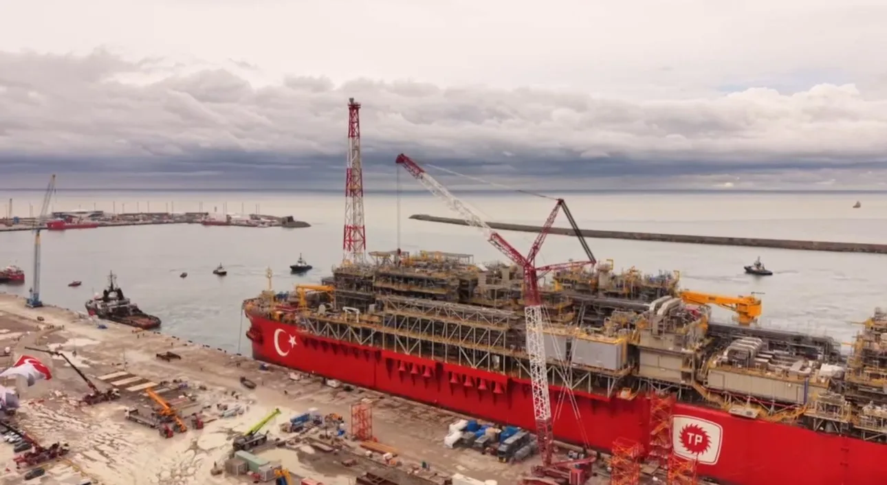 ZONGULDAK'IN FİLYOS BELDESİNDEN SAKARYA GAZ SAHASI'NA UĞURLANAN TÜRKİYE'NİN İLK YÜZER DOĞAL GAZ ÜRETİM PLATFORMU OSMAN GAZİ DRONLA GÖRÜNTÜLENDİ.