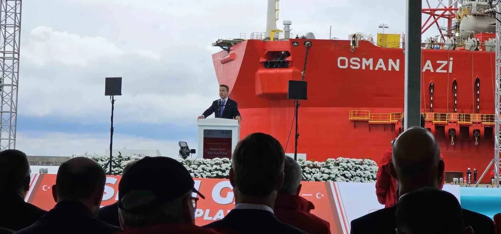 TÜRKİYE'NİN İLK YÜZER DOĞAL GAZ İŞLEME TESİSİ OSMAN GAZİ YÜZER ÜRETİM PLATFORMU, ZONGULDAK'IN FİLYOS BELDESİNDEN SAKARYA GAZ SAHASI'NA UĞURLANDI. ENERJİ VE TABİİ KAYNAKLAR BAKANI ALPARSLAN BAYRAKTAR, KARADENİZ'DEKİ DOĞAL GAZ ÜRETİMİNİN 2027 YILINDA GÜNLÜK 20 MİLYON, 2028 YILINDA İSE 45 MİLYON METREKÜPE ÇIKARILMASININ HEDEFLENDİĞİNİ AÇIKLADI. BAYRAKTAR, YENİ ÜRETİM KAPASİTESİYLE 2028 YILINDA YAKLAŞIK 17 MİLYON HANENİN KARADENİZ GAZINI KULLANACAĞINI SÖYLEDİ.