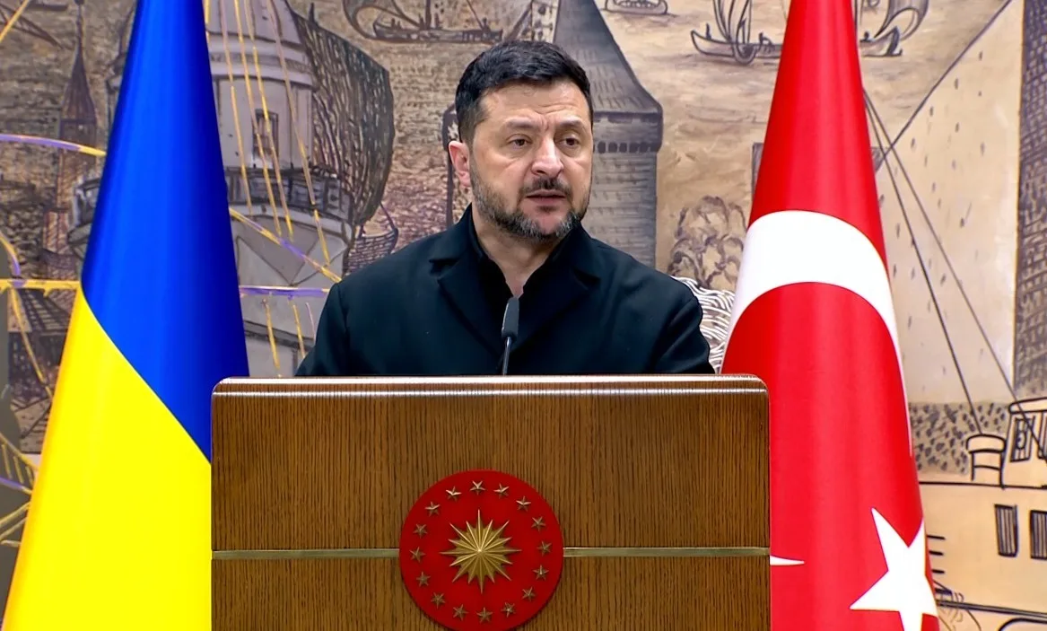 CUMHURBAŞKANI RECEP TAYYİP ERDOĞAN İLE YAPILAN GÖRÜŞMENİN ARDINDAN ORTAK BASIN TOPLANTISINDA KONUŞAN UKRAYNA DEVLET BAŞKANI VOLODİMİR ZELENSKİY, "GÖRÜŞMEMİZİN, ULUSLARARASI KARADENİZ GÜNÜNE DENK GELMESİ DE, SEMBOLİK BİR ANLAM TAŞIYOR. GÖRÜŞMELERİMİZİN ÖNEMLİ BİR BÖLÜMÜNÜ, KARADENİZ İLE İLGİLİ KONULARA, TÜRKİYE VE BÖLGEDEKİ KOMŞULARIMIZLA PAYLAŞTIĞIMIZ BU ORTAK GÜVENLİK ALANINA AYIRDIK. RUSYA, 2014 YILINDAN BU YANA SÜRDÜRDÜĞÜ SALDIRGANLIKLA, KARADENİZ DE Kİ DURUMU SÜREKLİ OLARAK ADIM ADIM DAHA DA KÖTÜLEŞTİRİYOR. TÜRKİYE İSE EGEMENLİĞİMİZİ, TOPRAK BÜTÜNLÜĞÜMÜZÜ VE KARADENİZ’DE GÜVENLİ SEYR-Ü SEFERİ SAĞLAYABİLECEK" DEDİ.