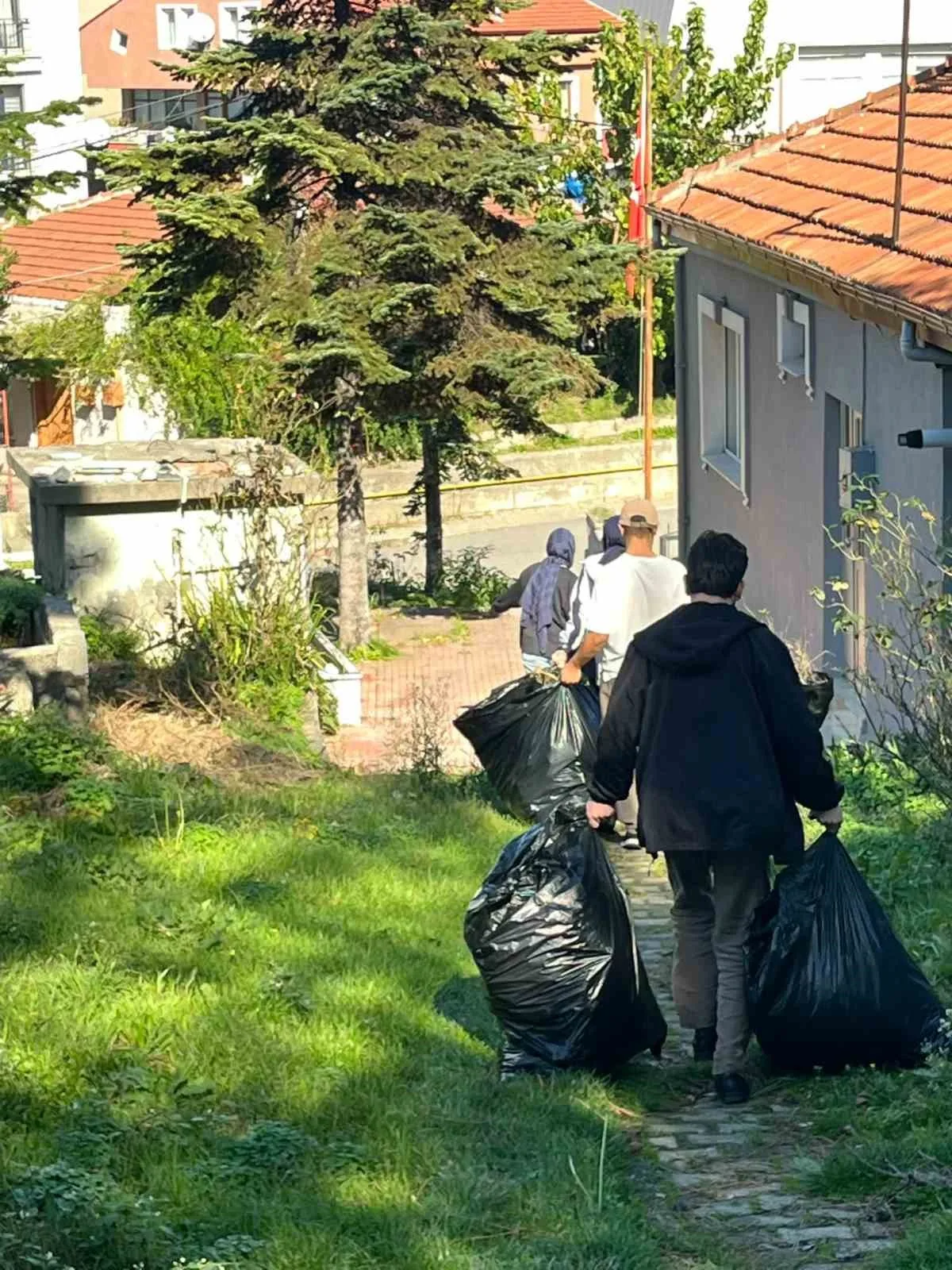 ZONGULDAK BÜLENT ECEVİT ÜNİVERSİTESİ İLAHİYAT FAKÜLTESİ ÖĞRENCİLERİ, SOSYAL SORUMLULUK PROJESİ KAPSAMINDA KOZLU İLÇESİNDEKİ İNCİVEZ MEZARLIĞI'NDA TEMİZLİK VE BAKIM ÇALIŞMASI GERÇEKLEŞTİRDİ.