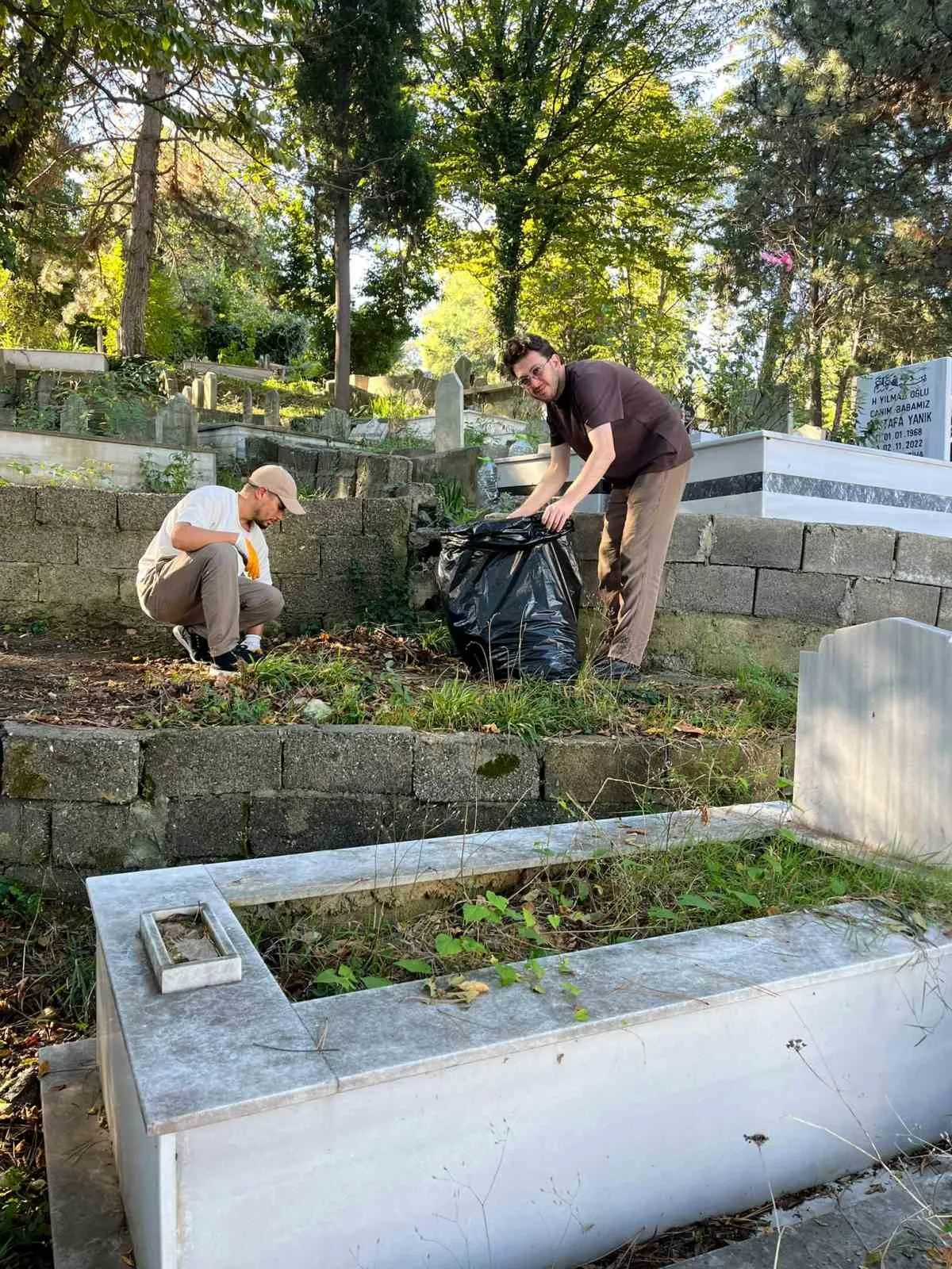 ZONGULDAK BÜLENT ECEVİT ÜNİVERSİTESİ İLAHİYAT FAKÜLTESİ ÖĞRENCİLERİ, SOSYAL SORUMLULUK PROJESİ KAPSAMINDA KOZLU İLÇESİNDEKİ İNCİVEZ MEZARLIĞI'NDA TEMİZLİK VE BAKIM ÇALIŞMASI GERÇEKLEŞTİRDİ.