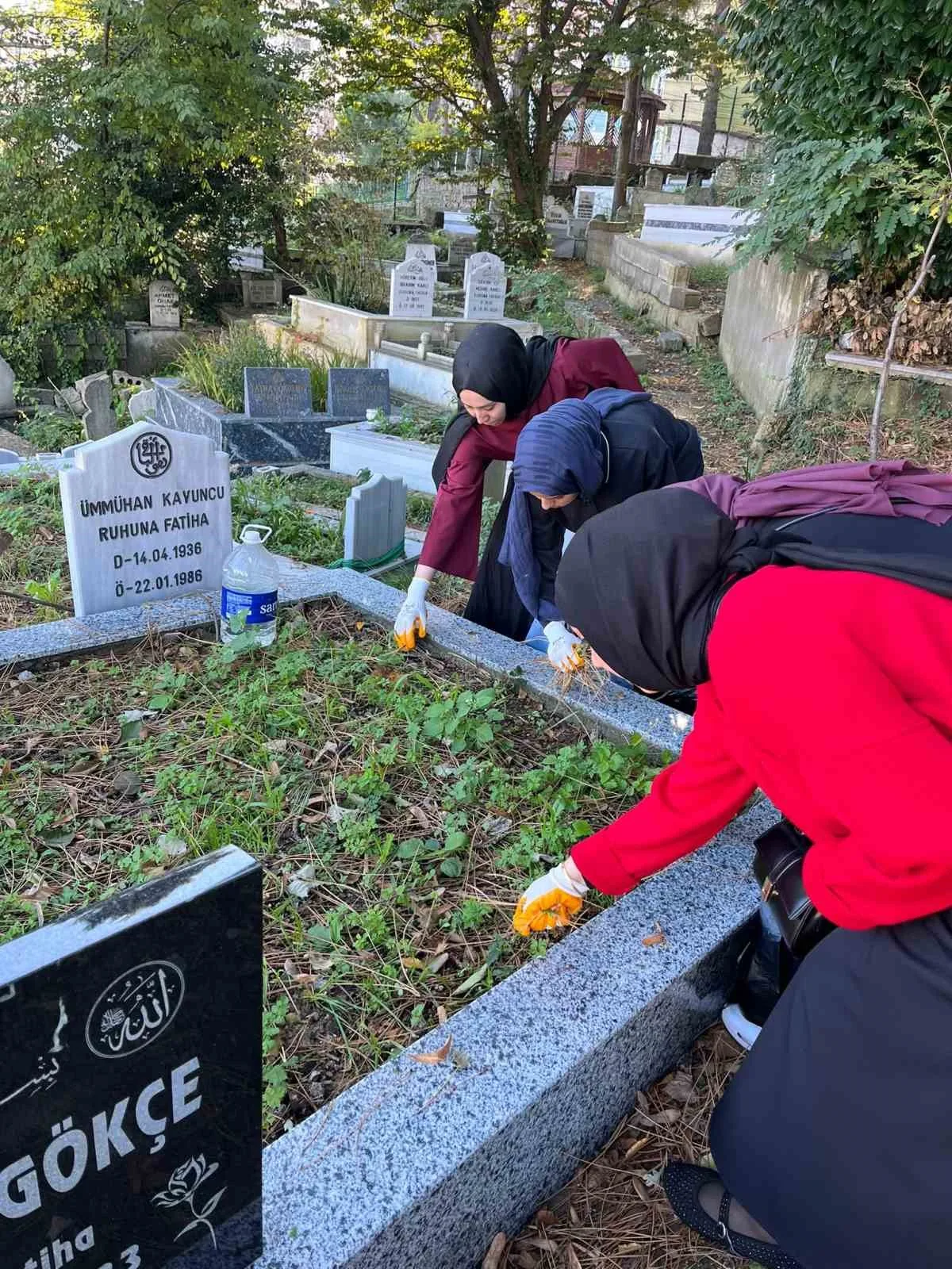 ZONGULDAK BÜLENT ECEVİT ÜNİVERSİTESİ İLAHİYAT FAKÜLTESİ ÖĞRENCİLERİ, SOSYAL SORUMLULUK PROJESİ KAPSAMINDA KOZLU İLÇESİNDEKİ İNCİVEZ MEZARLIĞI'NDA TEMİZLİK VE BAKIM ÇALIŞMASI GERÇEKLEŞTİRDİ.