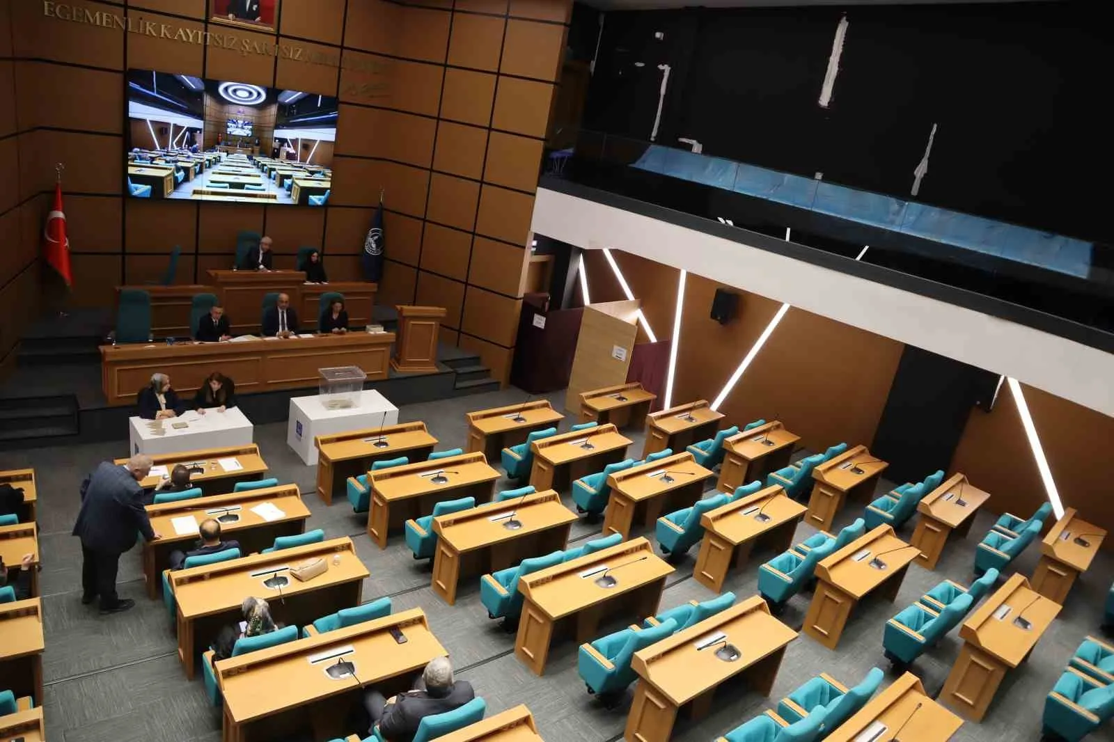 ÜSKÜDAR BELEDİYE BAŞKANVEKİLLİĞİ SEÇİMİNE CHP VE YENİ PARTİ GRUBU KATILMADI