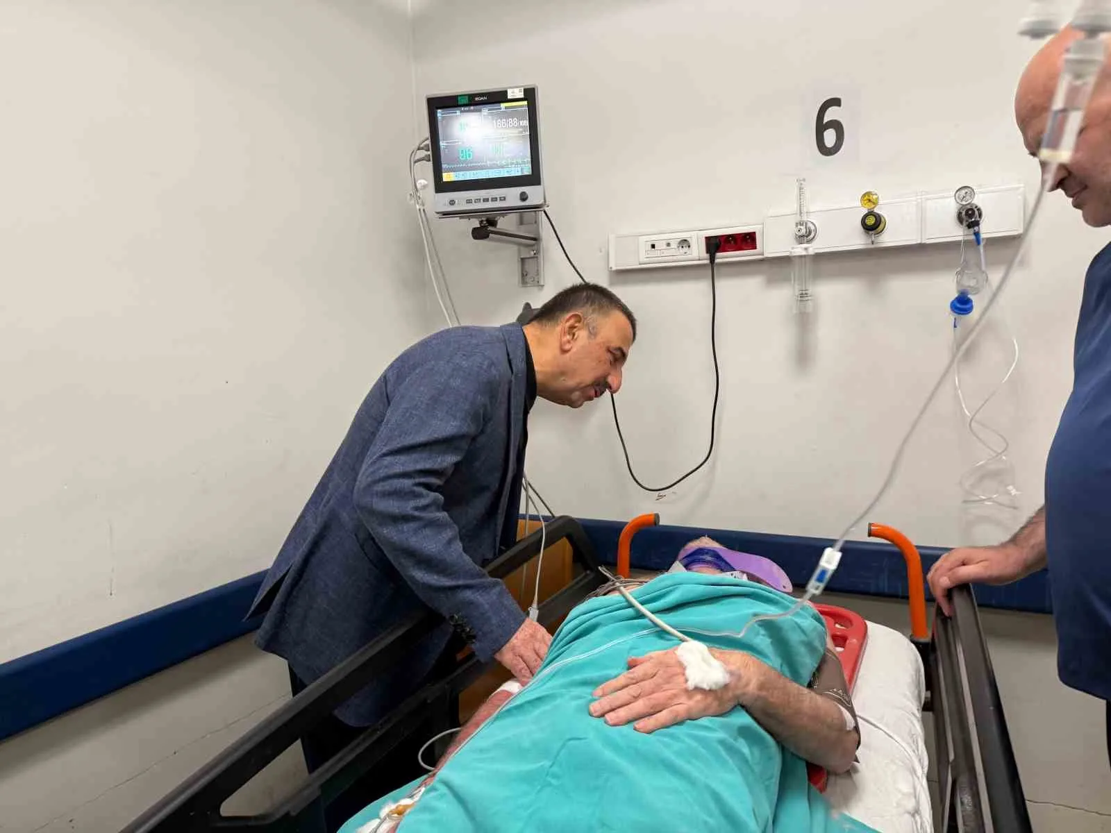 ZONGULDAK VALİSİ HACIBEKTAŞOĞLU, HASTANEDE TEDAVİSİ SÜREN AKÇAHARMAN'I ZİYARET ETTİ. DOKTORLARDAN BİLGİ ALAN VALİ HACIBEKTAŞOĞLU, AKÇAHARMAN'A GEÇMİŞ OLSUN DİLEKLERİNİ İLETTİ.