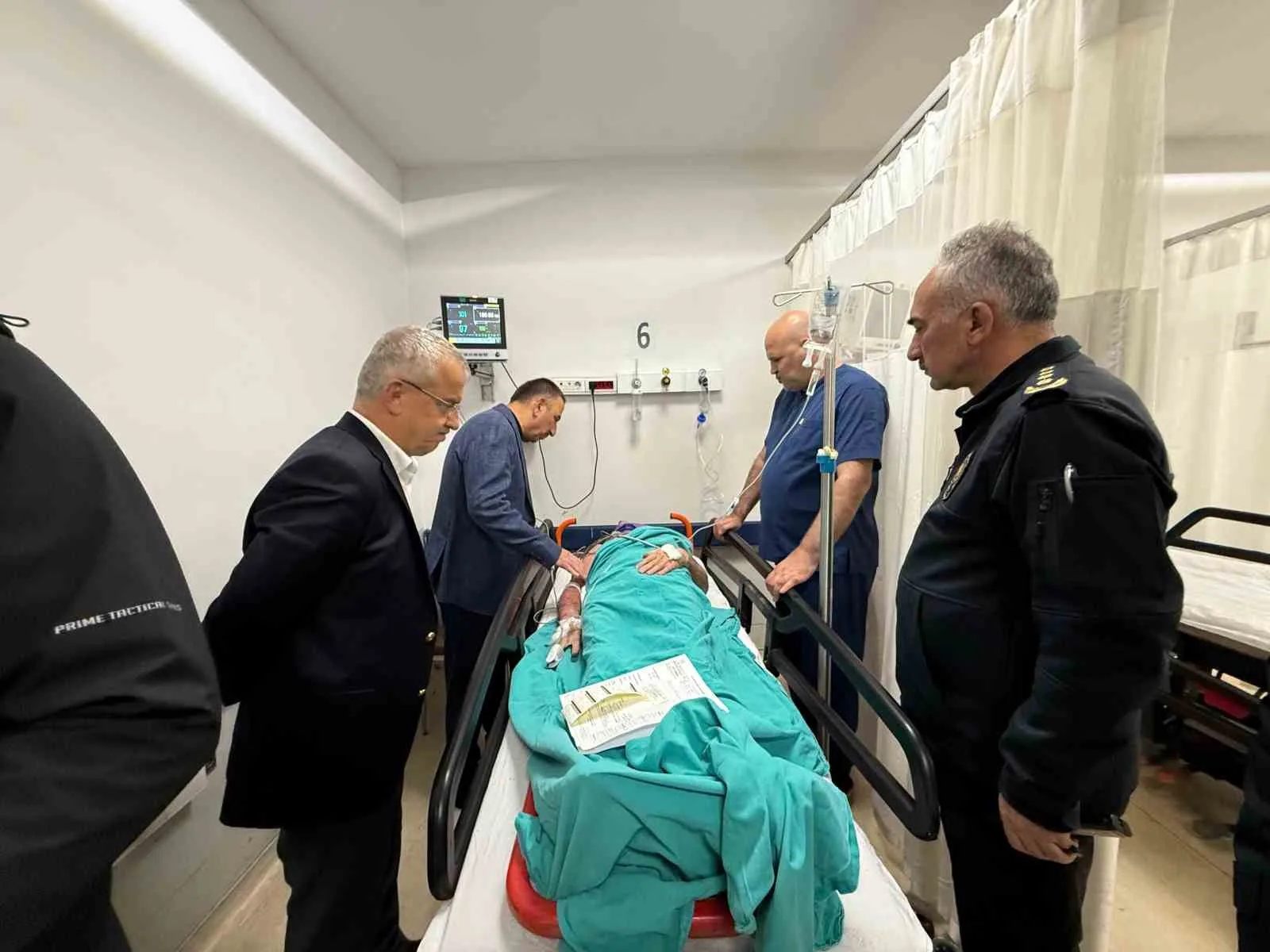 ZONGULDAK VALİSİ HACIBEKTAŞOĞLU, HASTANEDE TEDAVİSİ SÜREN AKÇAHARMAN'I ZİYARET ETTİ. DOKTORLARDAN BİLGİ ALAN VALİ HACIBEKTAŞOĞLU, AKÇAHARMAN'A GEÇMİŞ OLSUN DİLEKLERİNİ İLETTİ.