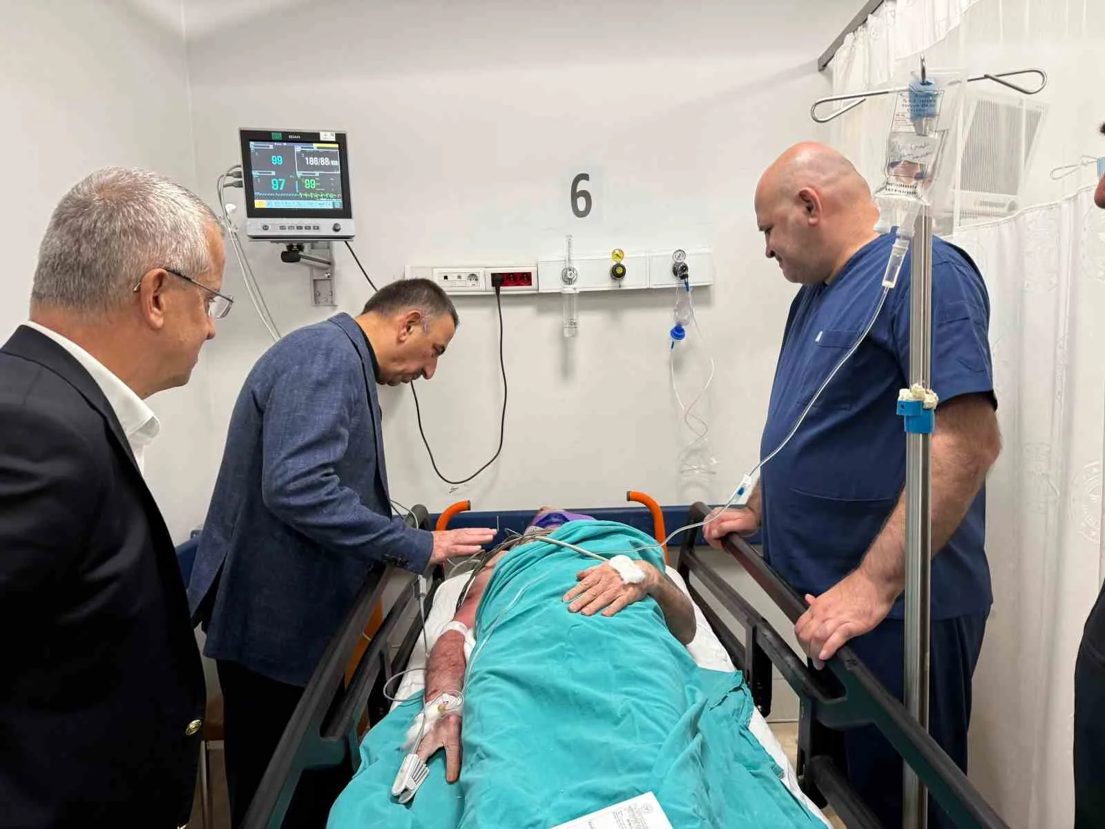 ZONGULDAK VALİSİ OSMAN HACIBEKTAŞOĞLU, 2 KATLI BİNANIN ÇÖKMESİ SONUCU ENKAZ ALTINDAN YARALI OLARAK ÇIKAN KENAN AKÇAHARMAN'I HASTANEDE ZİYARET ETTİ.